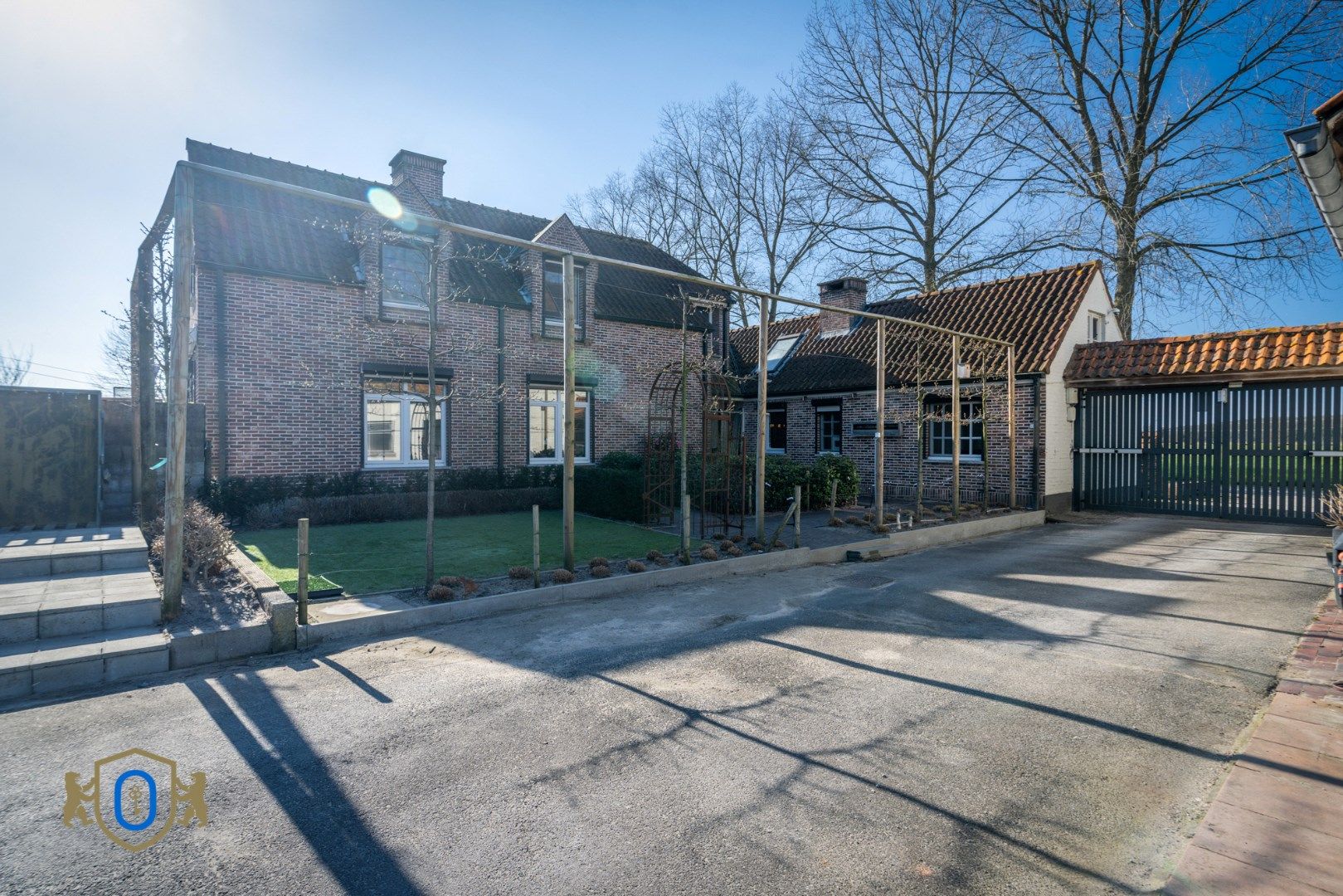 Landhuis met meerdere bijgebouwen foto 3