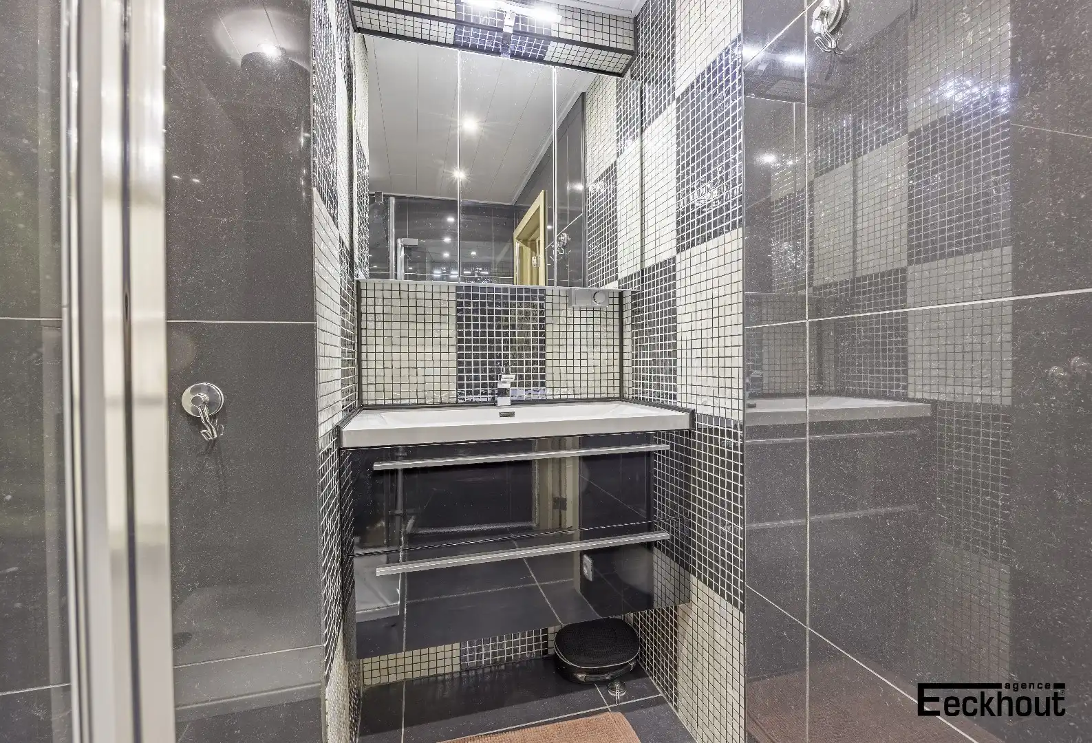 Instapklaar appartement op enkele passen van het strand! foto 10