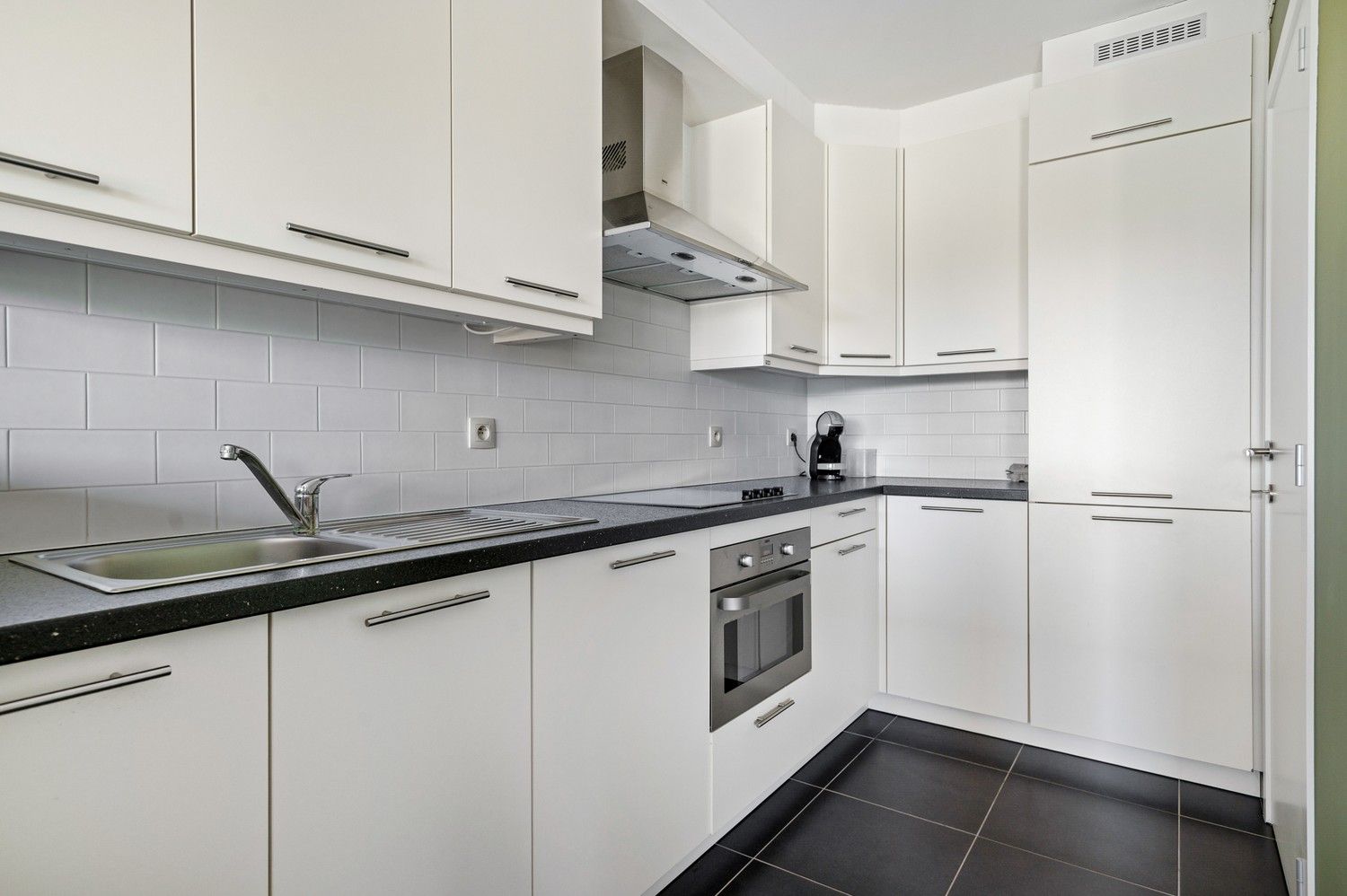 Instapklaar appartement met terras en 2 slaapkamers op centrale ligging in Wijnegem foto 7