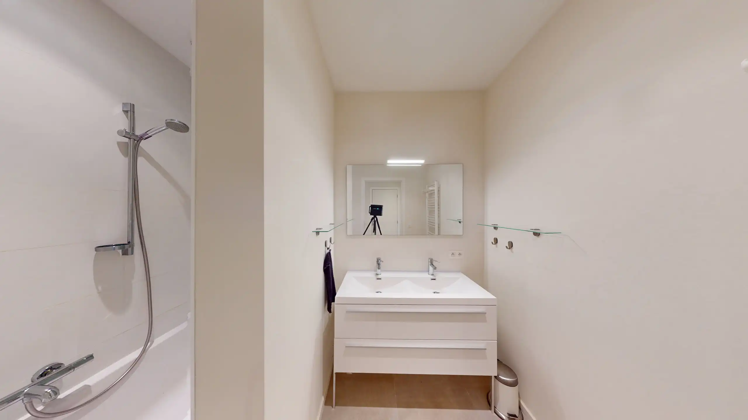 ANTWERPEN  - Ruim 2 slaapkamer appartement nabij het MAS. foto 9