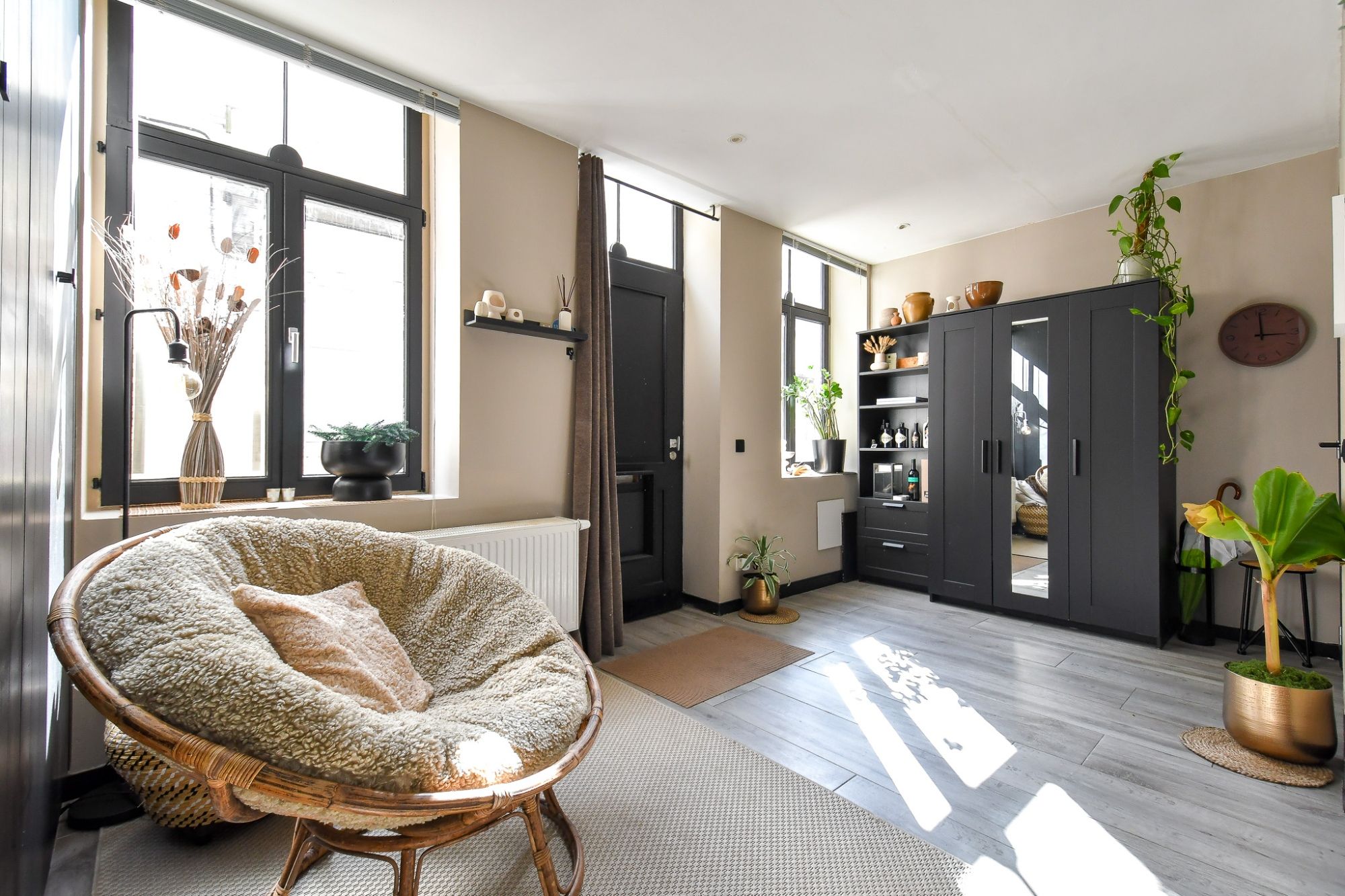 Volledig gerenoveerde woning met uitweg en tuin foto 3