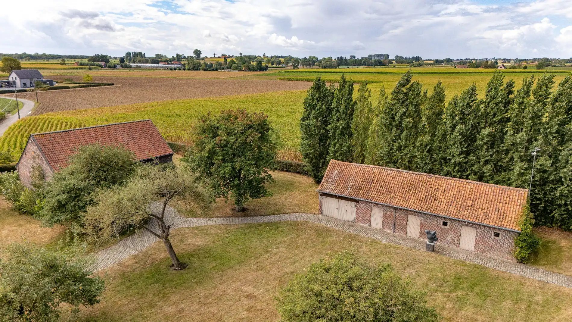 EXCLUSIEF LANDHUIS MET BIJGEBOUWEN OP EEN DOMEIN VAN 5.990 M² foto 4