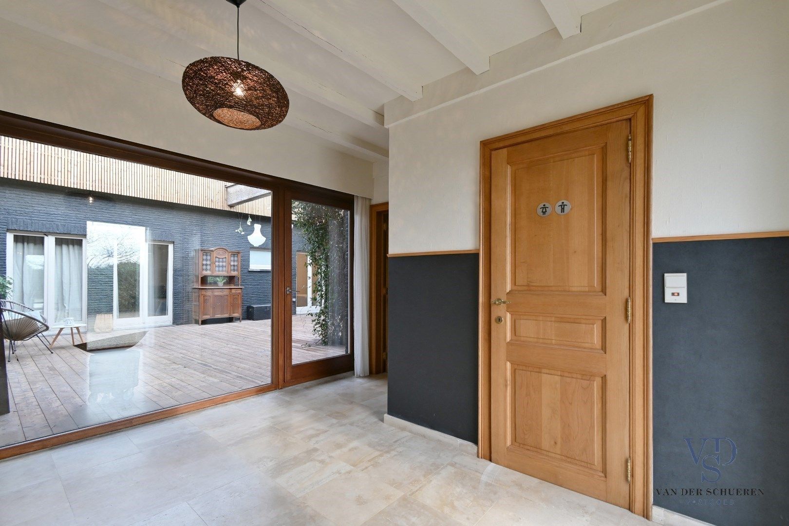Ruime bungalow met bijgebouwen in Meilegem. foto 6