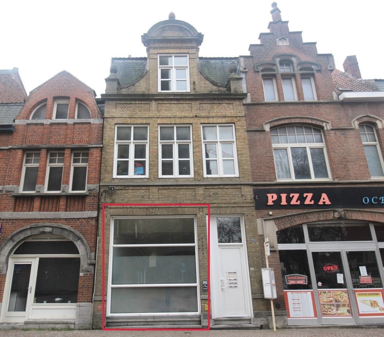 INSTAPKLAAR GELIJKVLOERS APPARTEMENT IN CENTRUM IEPER MET APARTE SLAAPKAMER foto {{pictureIndex}}