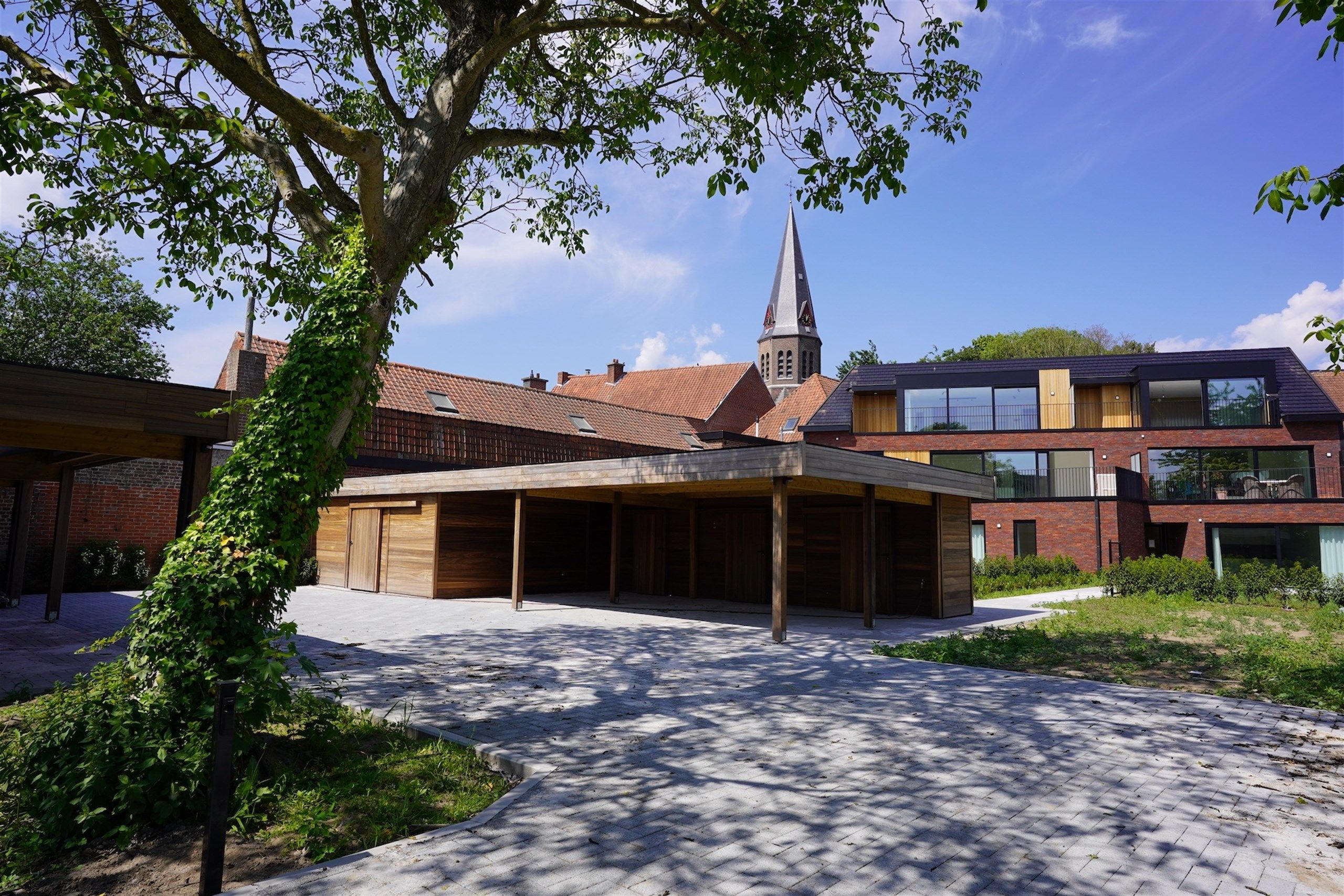 Nieuwbouwappartement ('25) met groot terras en eigen Carport foto 2