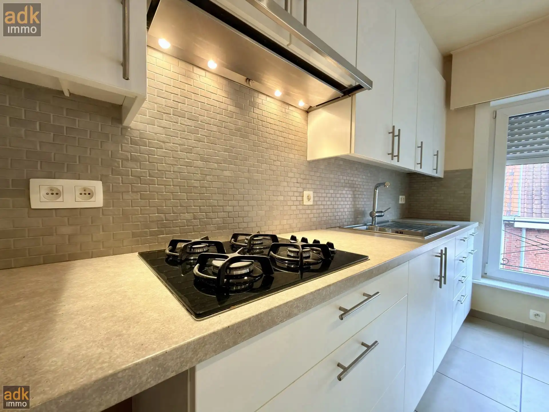 Instapklaar 2-slaapkamerappartement met dubbele GARAGE en berging. foto 9