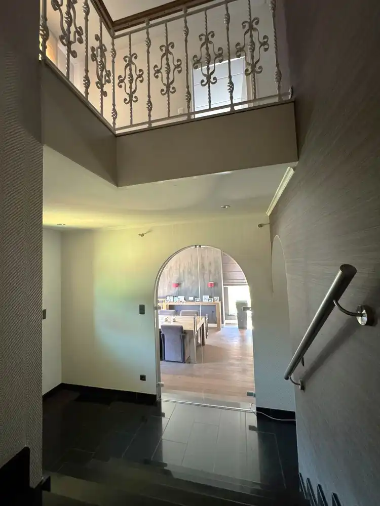 Villa met zwembad en bijgebouw foto 18
