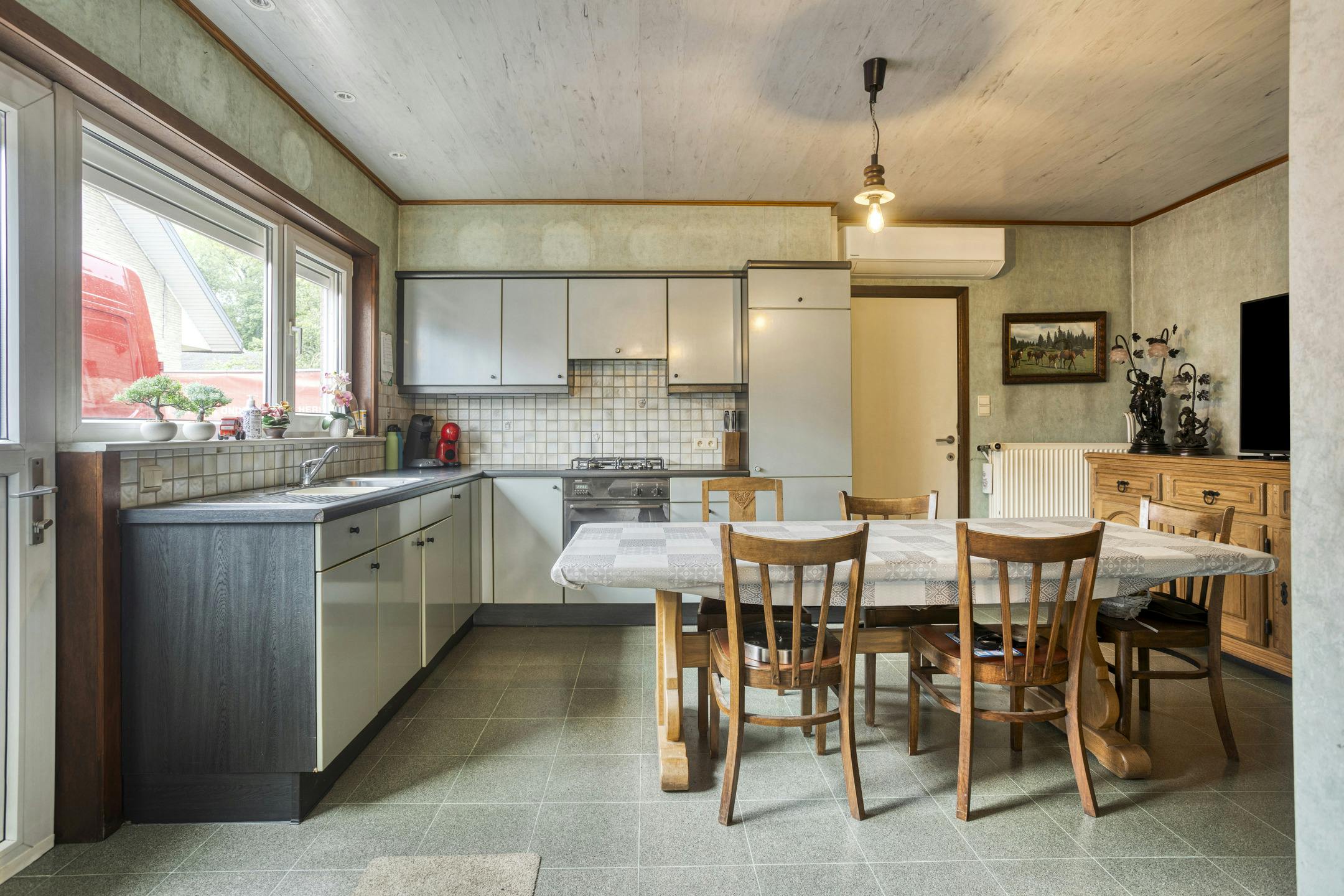 halfopen huis te koop in Kortrijk met atelier of ruime garage foto 5