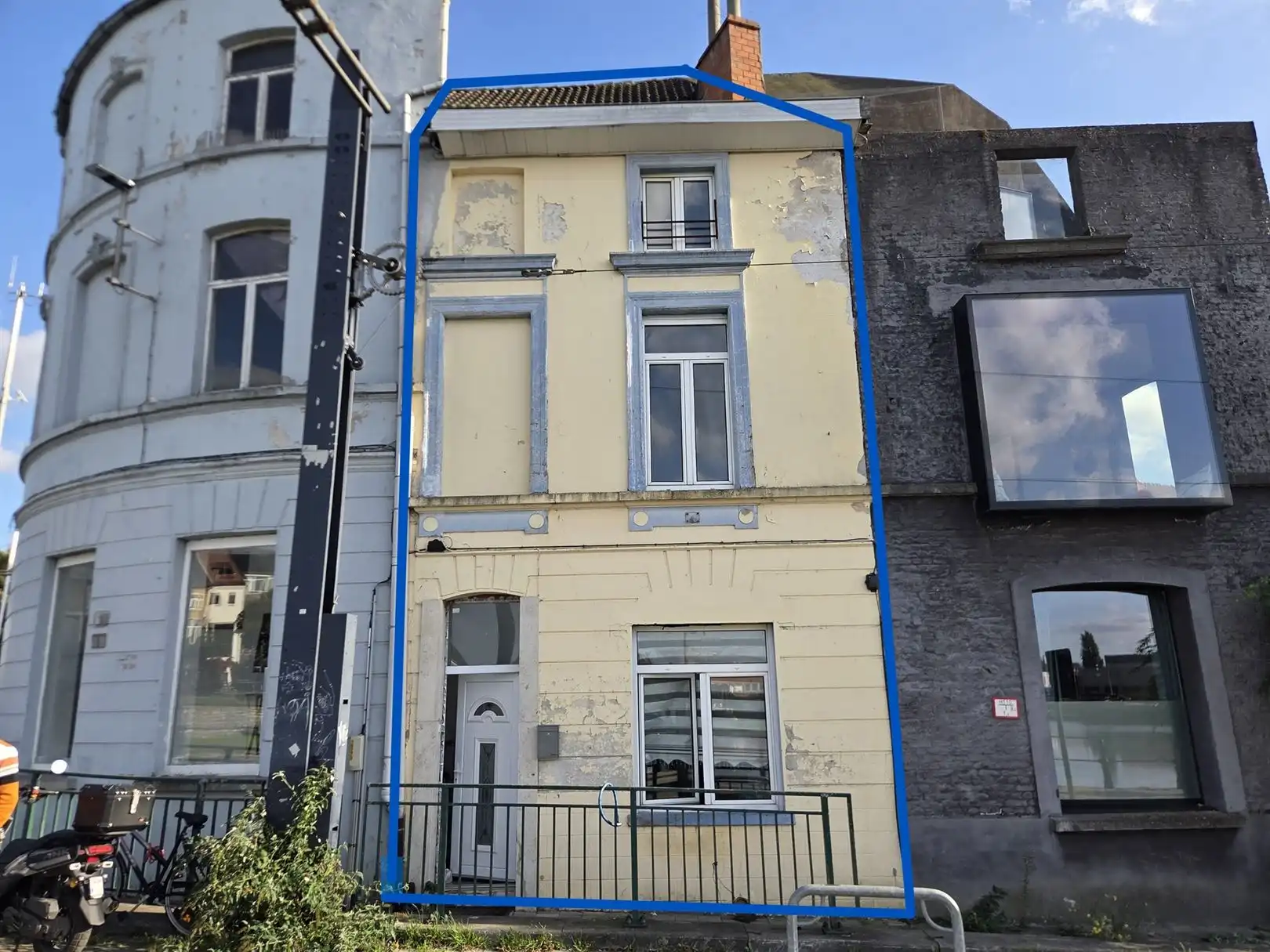 Op te frissen burgerwoning met prachtig zicht op de dokken in een buurt die volop  in ontwikkeling is. foto {{pictureIndex}}