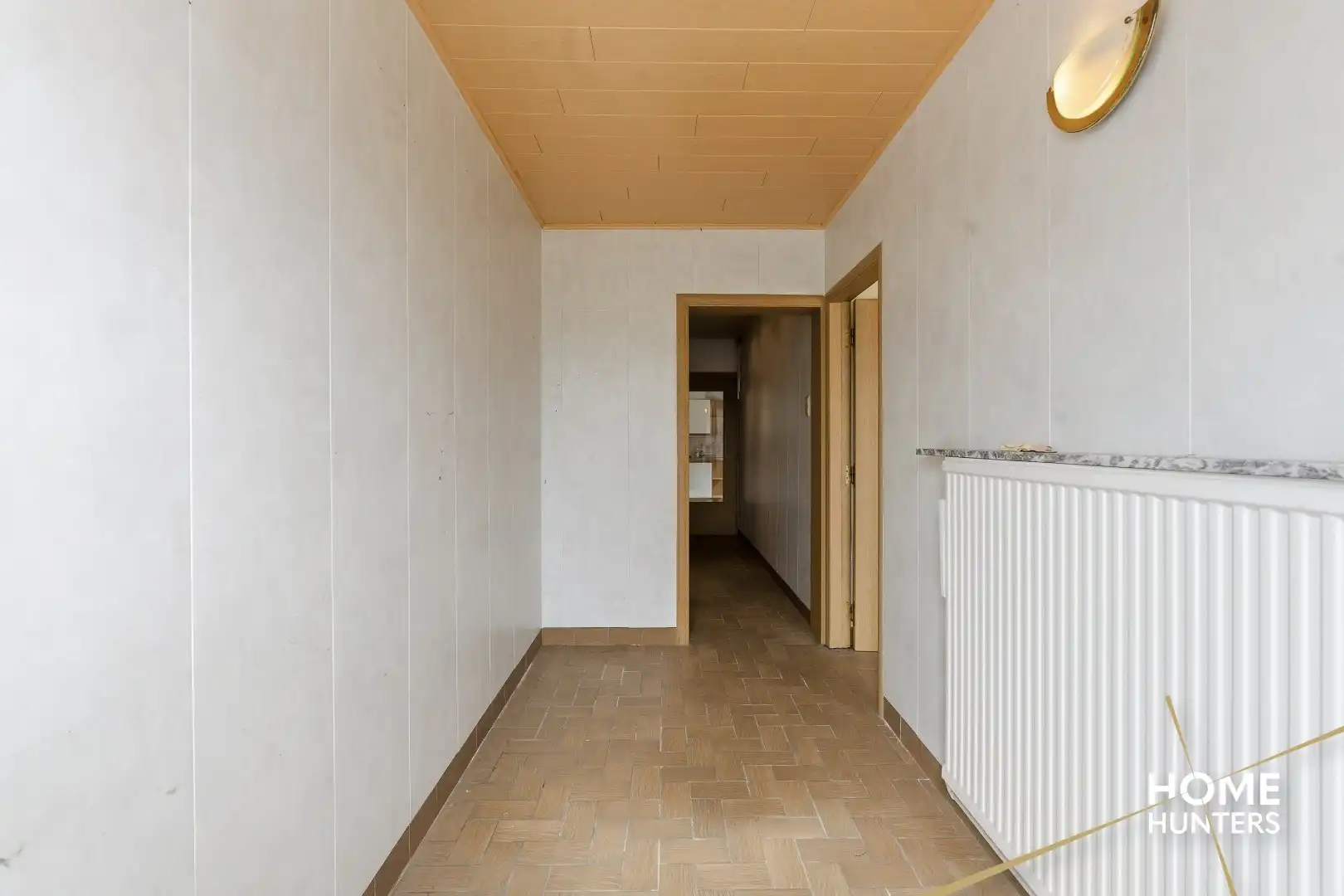 Halfopen te renoveren woning met 4 slaapkamers, ruime tuin en garage op gunstige locatie te Ieper foto 4