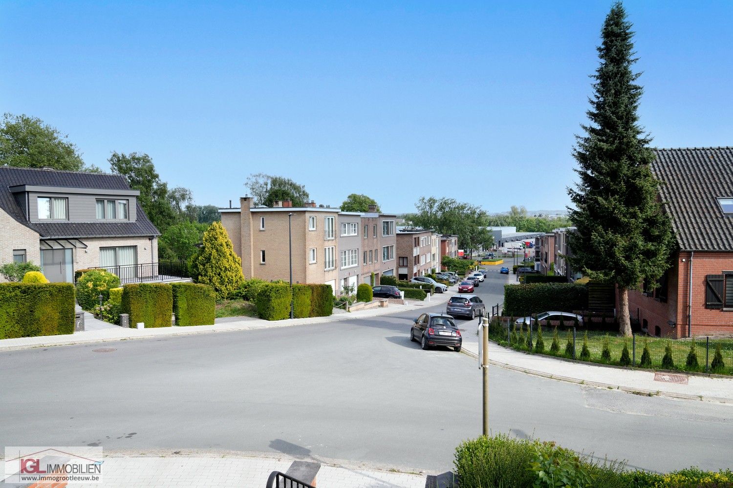 Ruime bungalow met dubbele garage en tuin te koop in Sint-Pieters-Leeuw foto 2