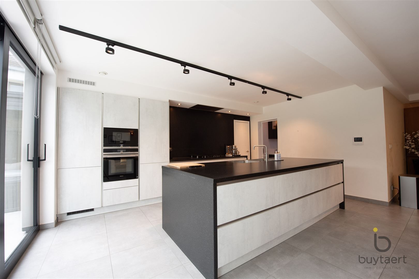 Volledig gerenoveerde woning met 4 slaapkamers. foto 6
