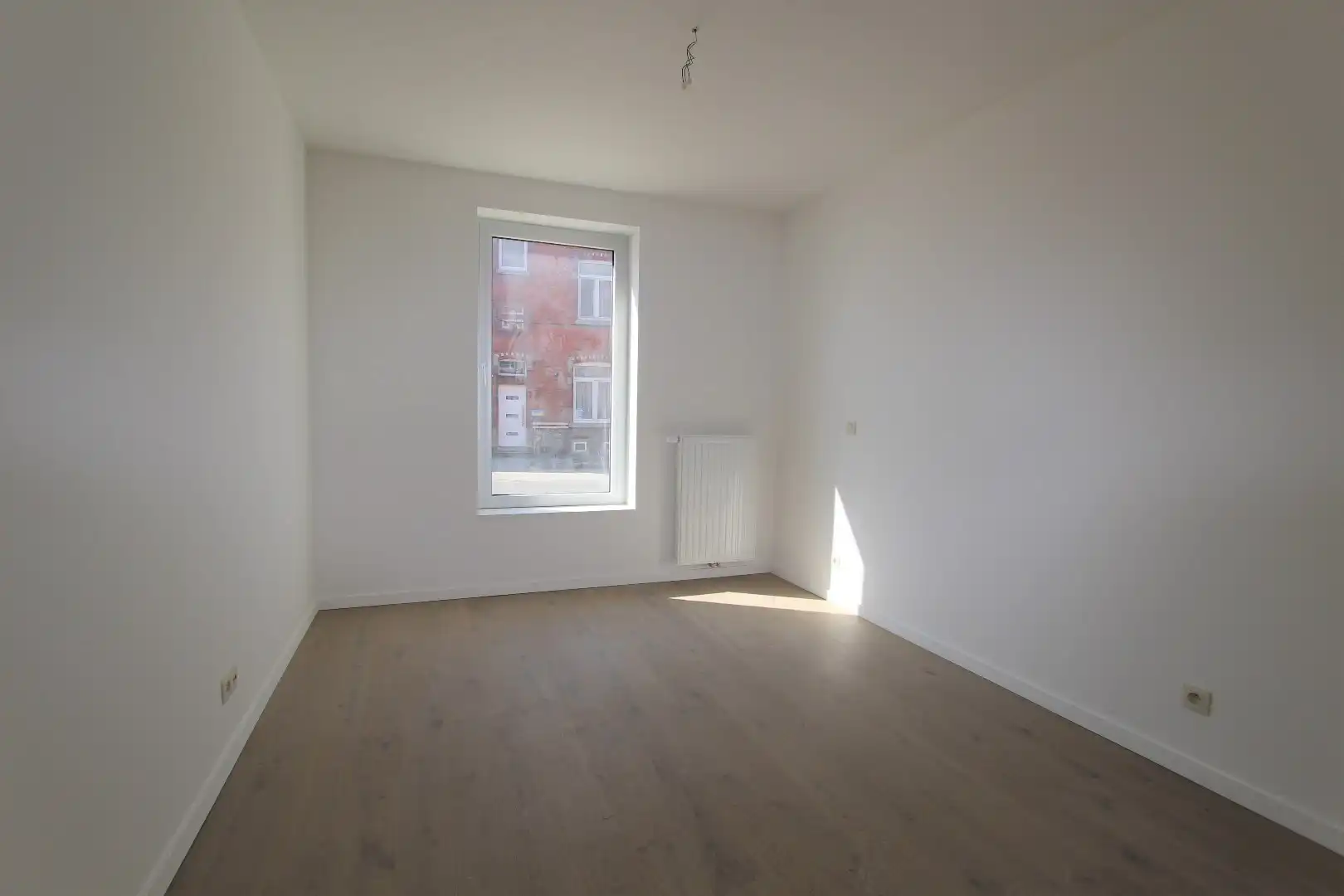 RECENT GELIJKVLOERS APPARTEMENT MET GROOT TERRAS EN AUTOSTAANPLAATS foto 9