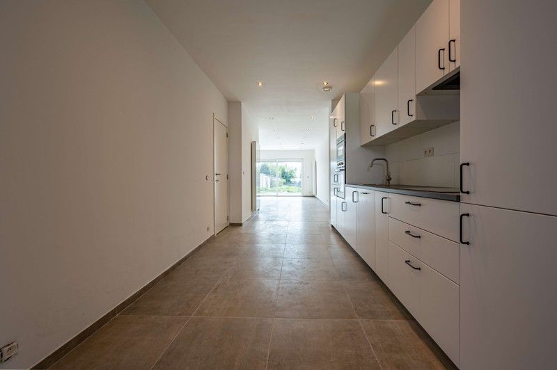 Prachtig, volledig gerenoveerde woning met leuke aangelegde tuin in Wevelgem TE KOOP! foto 6