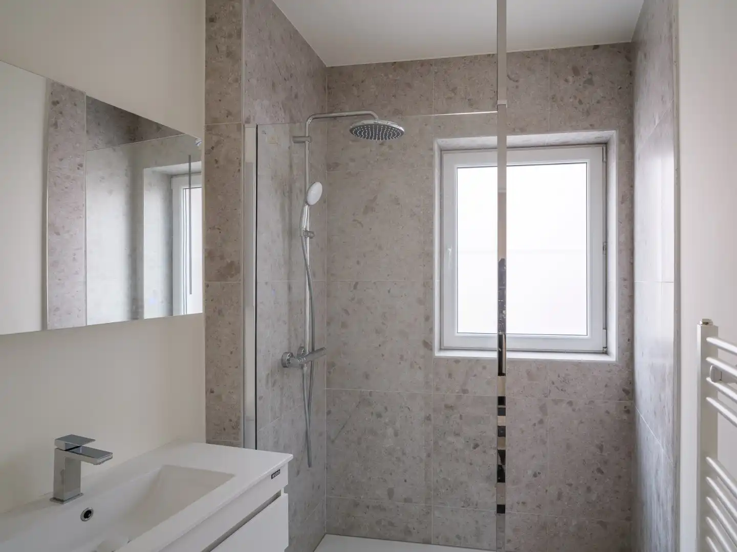 Stijlvol gerenoveerd, lichtrijk tweeslaapkamerappartement foto 8