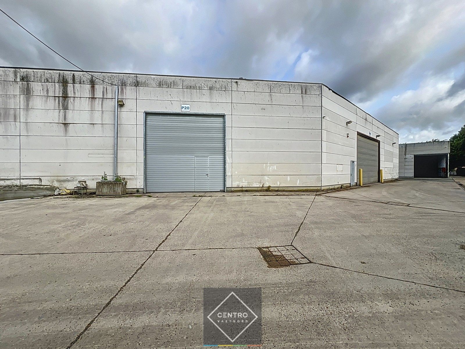 Instapklaar magazijn (± 700 m²) met automatische sectionaalpoort langs de N8 te Elverdinge (Ieper). Ambachten toegestaan ! foto {{pictureIndex}}