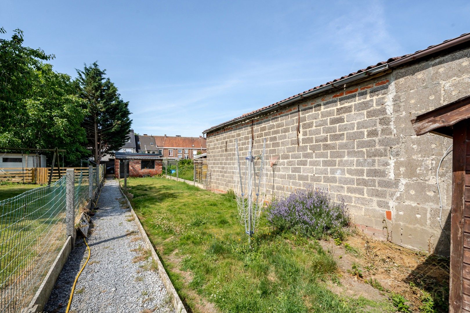 Te renoveren woning met garage, uitweg en grote tuin in hartje Zwevegem foto 12