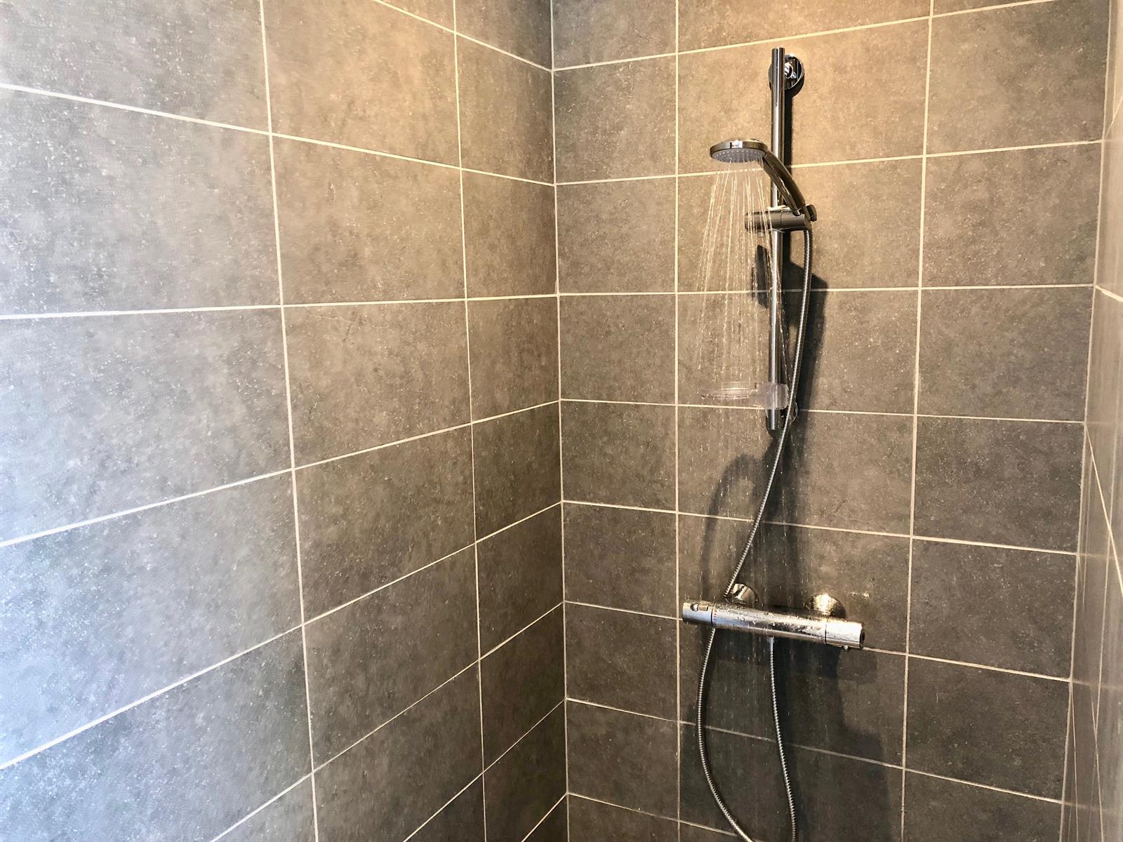 Prachtige nieuwbouwwoning met oprit, garage en tuin foto 13