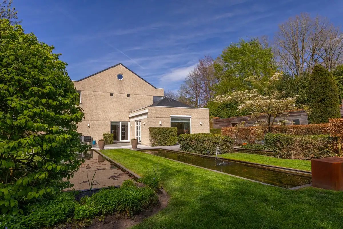 Architecturale villa op 3451 m² met 5 slaapkamers omgeven door natuur. foto 32