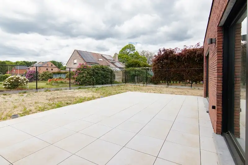 Ruim gelijkvloers nieuwbouwappartement met 2 slaapkamers, terras en een mooie tuin op een goed bereikbare locatie! foto {{pictureIndex}}