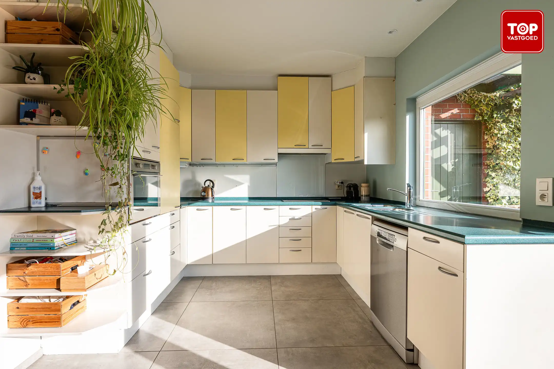 Karakteristieke woning  met 3 slaapkamers en 2 badkamers op riant perceel. foto 7