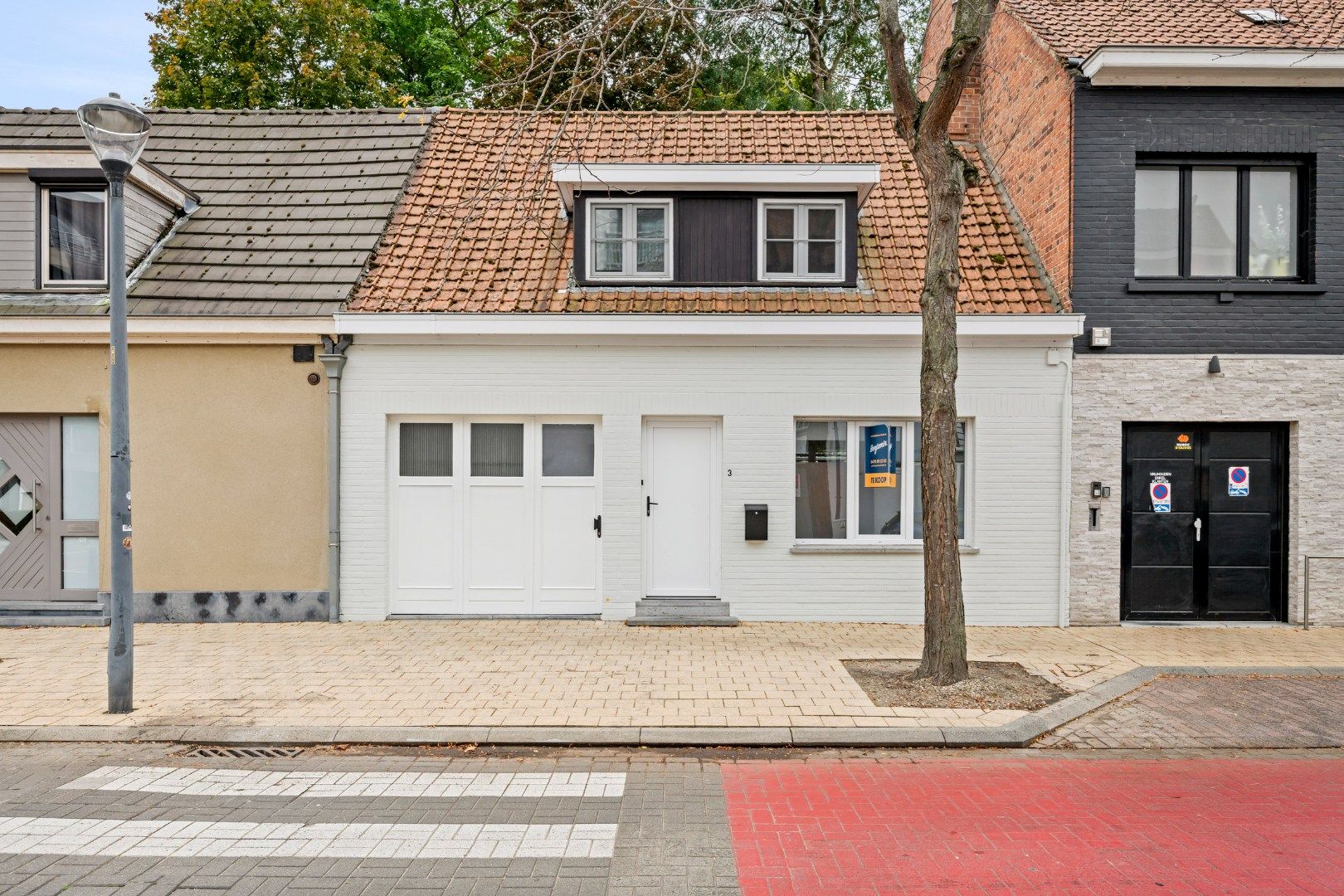 Hoofdfoto van de publicatie: Rijwoning met 2 slaapkamers, zonnige tuin en inpandige garage in Stasegem 
