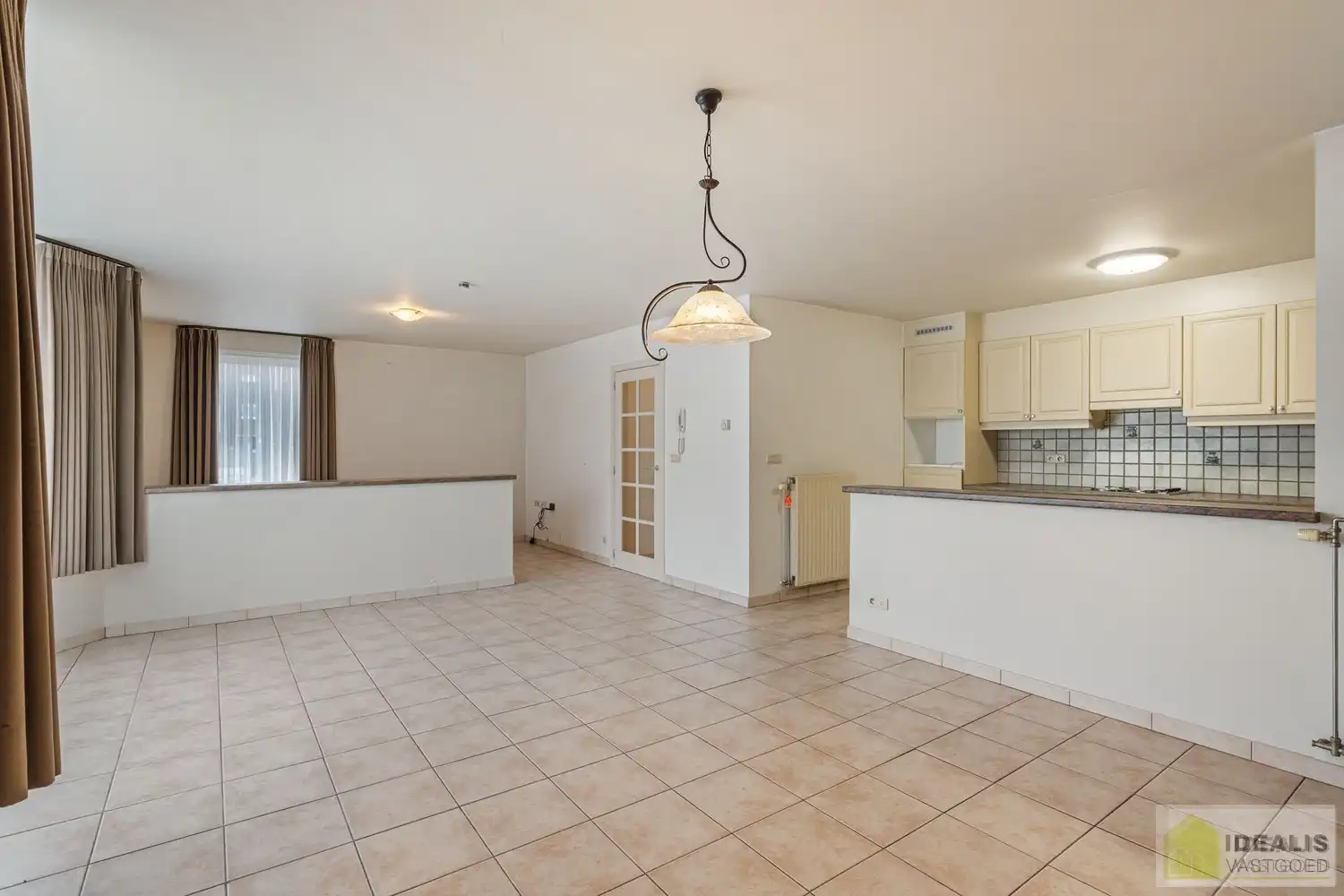 IDEALIS VASTGOED – INSTAPKLAAR GELIJKVLOERS APPARTEMENT MET LICHTRIJKE LEEFRUIMTE,  RUIME OPEN KEUKEN, BADKAMER, SLAAPKAMER EN AUTOSTAANPLAATS OP EEN GUNSTIGE LOCATIE NABIJ HET CENTRUM VAN PELT! foto 5