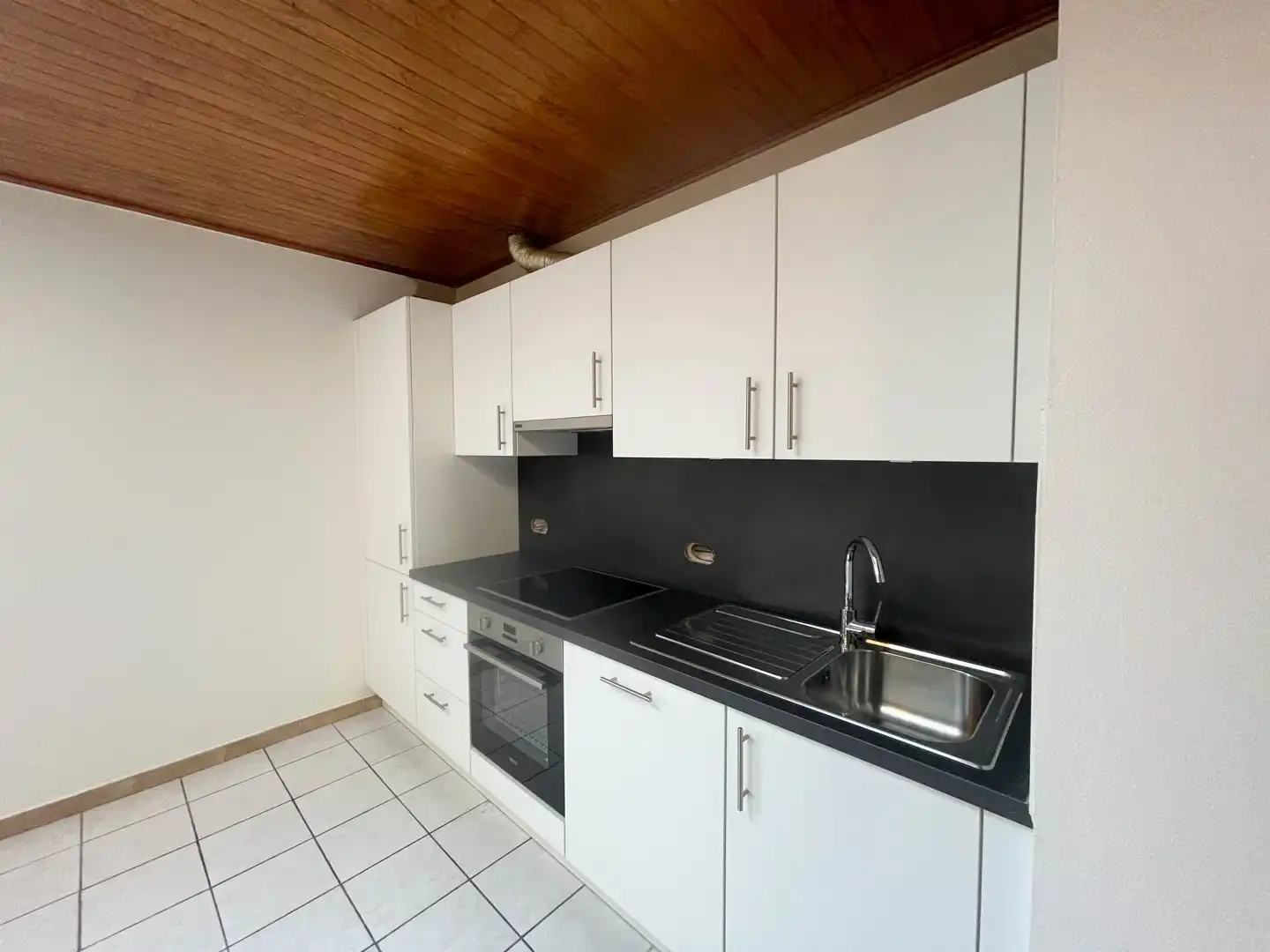 Gerenoveerde woning met 2 slaapkamers, terras, garage & staanplaats te Roeselare! foto 5