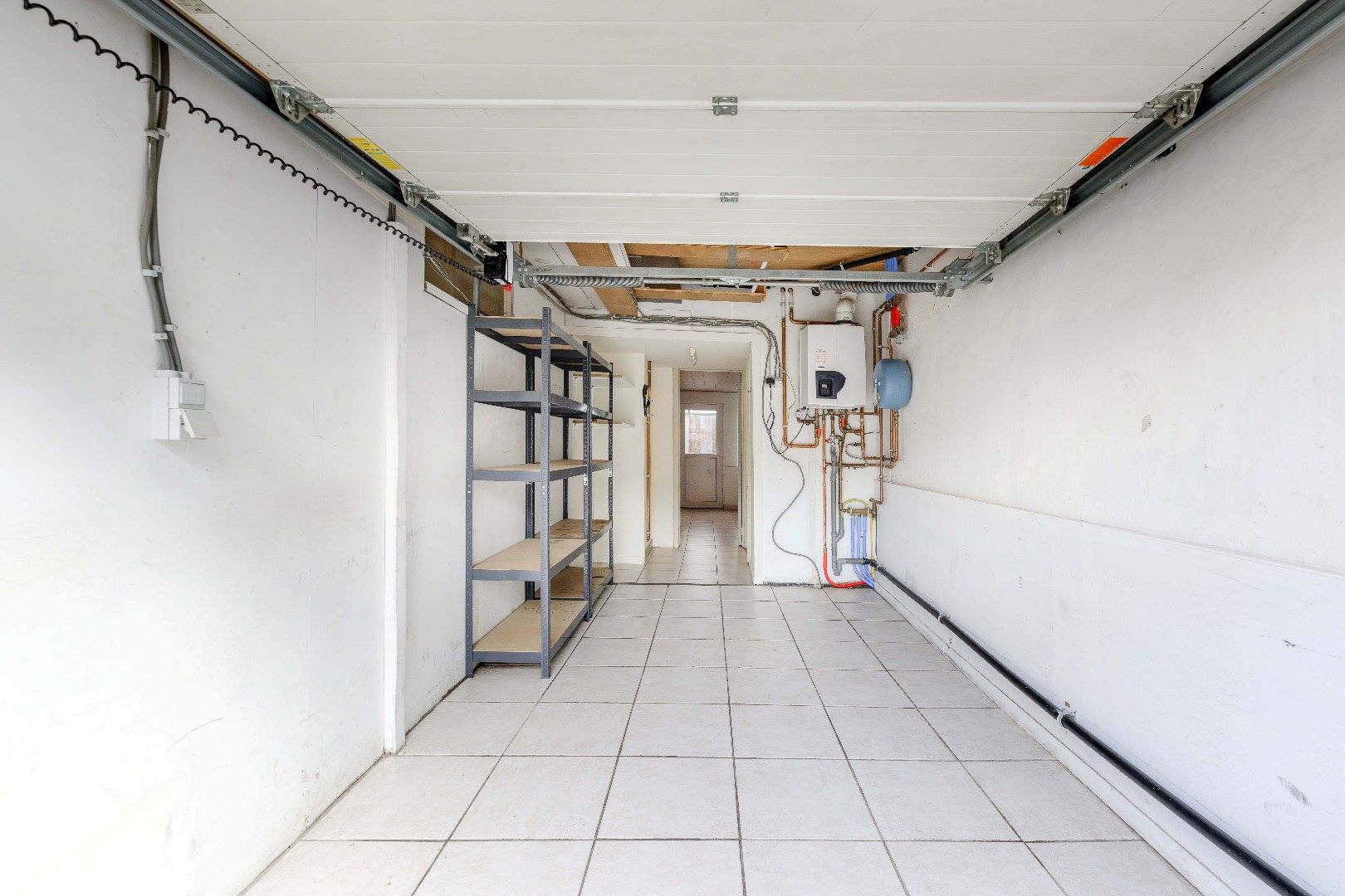 INSTAPKLARE STADSWONING (2 SLPKS) IN HARTJE TIELT MET GARAGE! foto 7