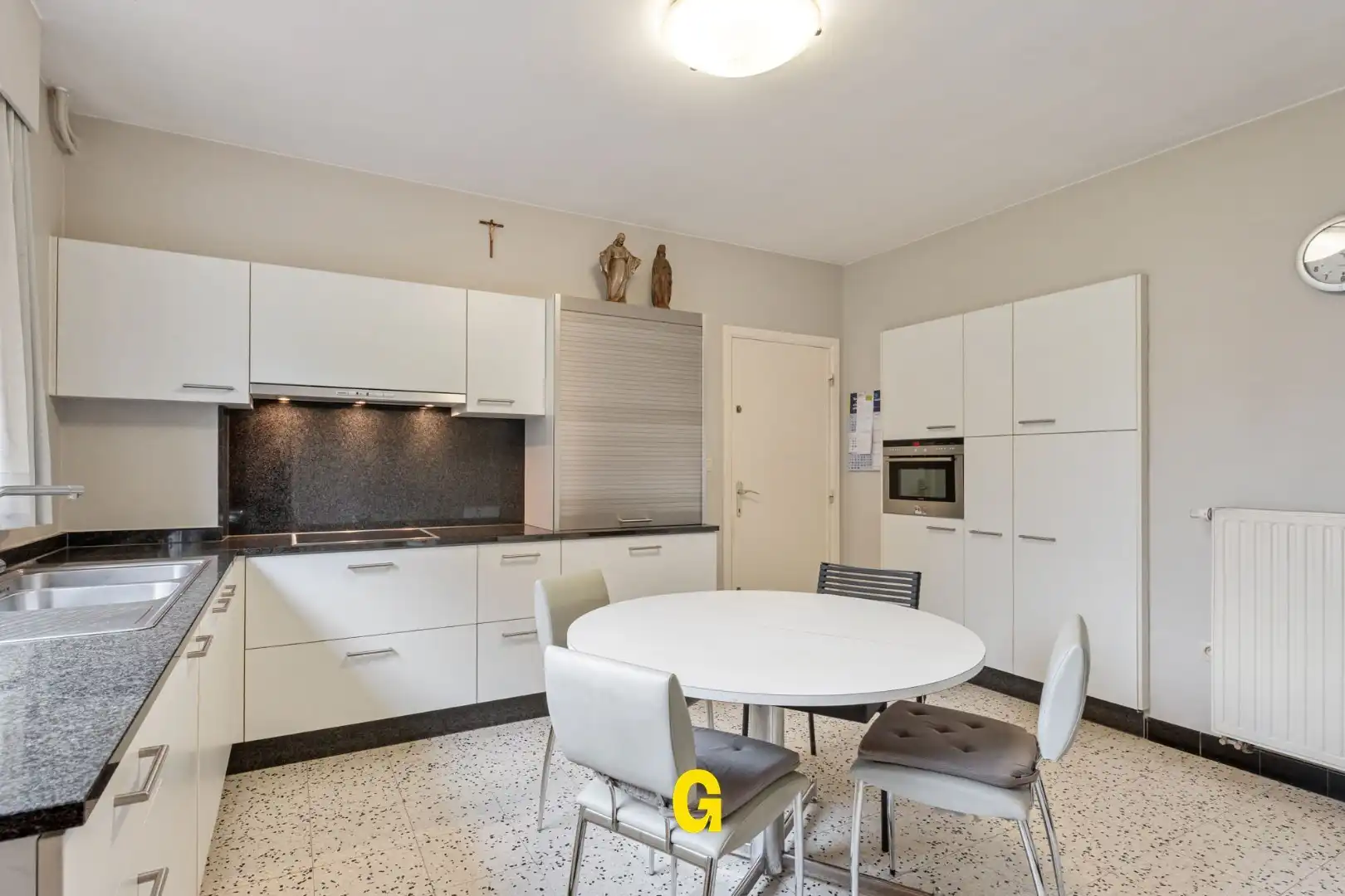 VERKOCHT - Degelijk gebouwde halfopen woning met tuin en 315 m² vergunde opslagplaatsen en garage, vlak bij het centrum van Hoeselt foto 8