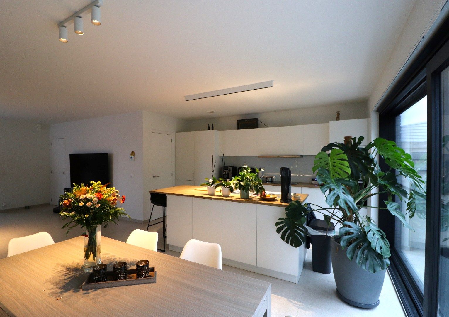 Moderne halfopen bebouwing met carport en tuin foto 4