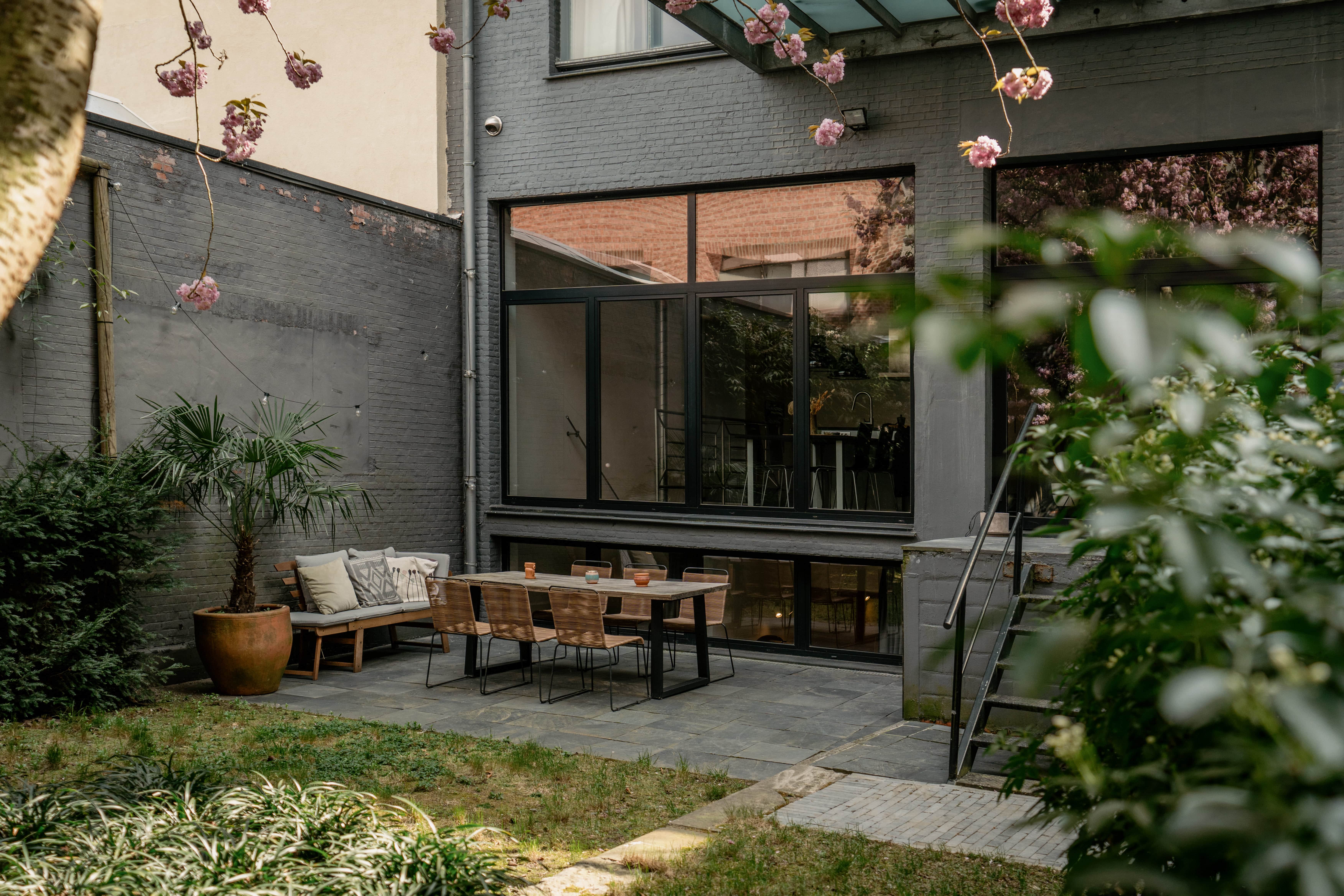 In OPTION by George: een loft met tuin waarin de Japanse kerselaar al even intens floreert als de buurt foto 22