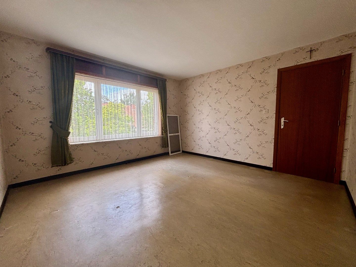 Ruime en kloeke halfopen woning met zonnige tuin. Opp:555m². foto 19