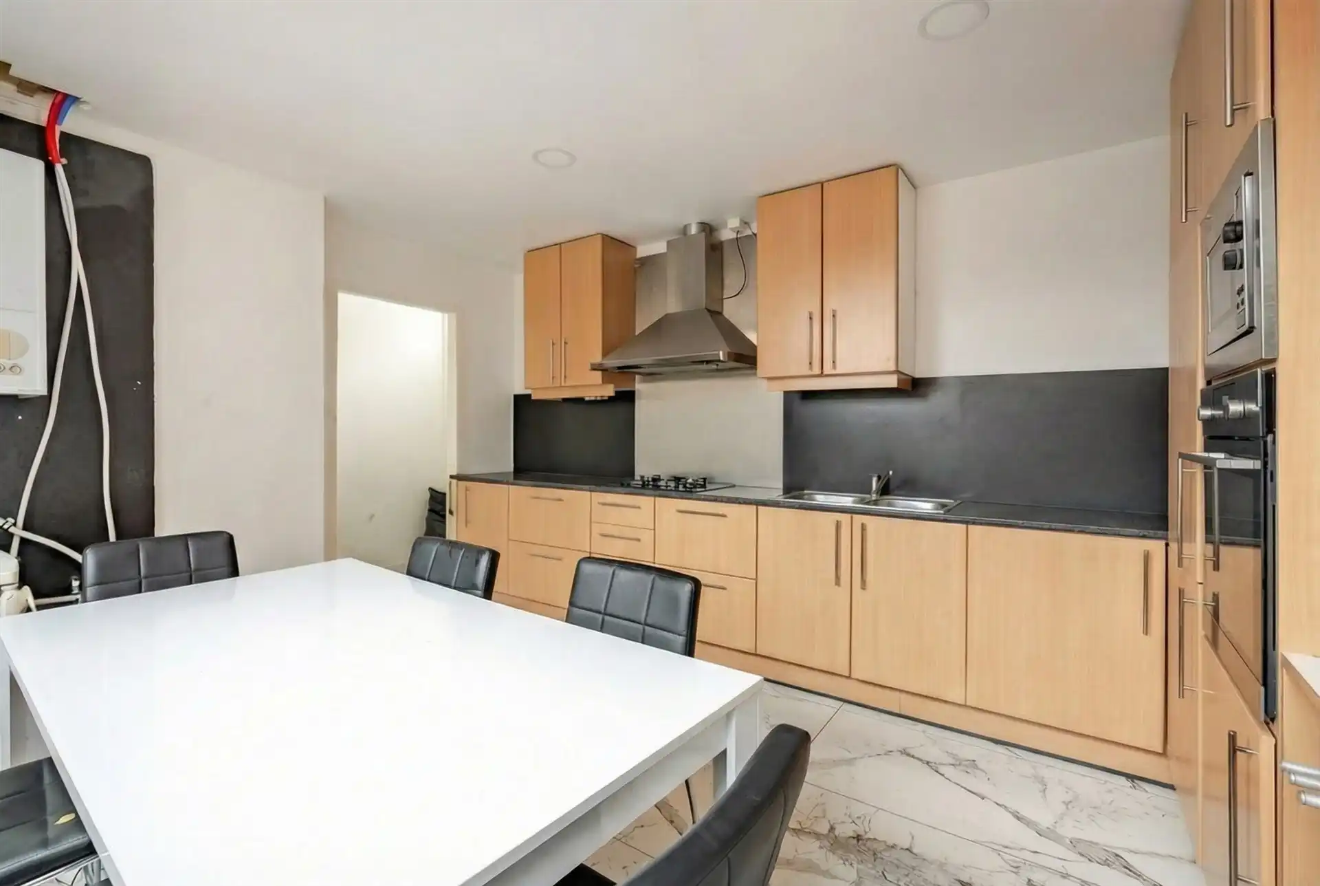 Ruime 4-Slaapkamerwoning in Temse. foto 4