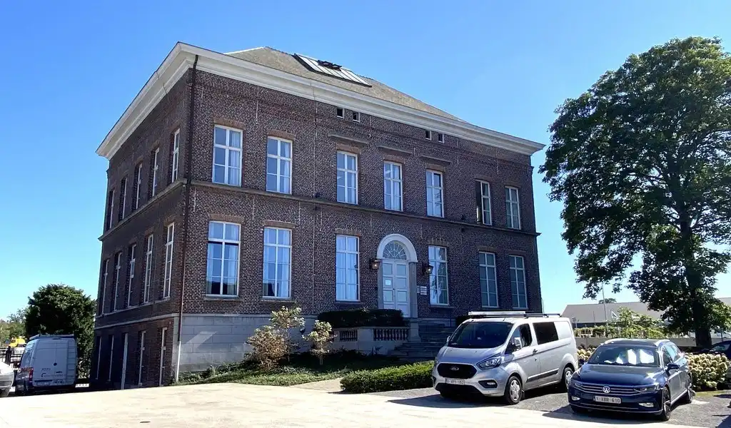 Kantoren te huur in voormalige directeurswoning in Gent foto {{pictureIndex}}