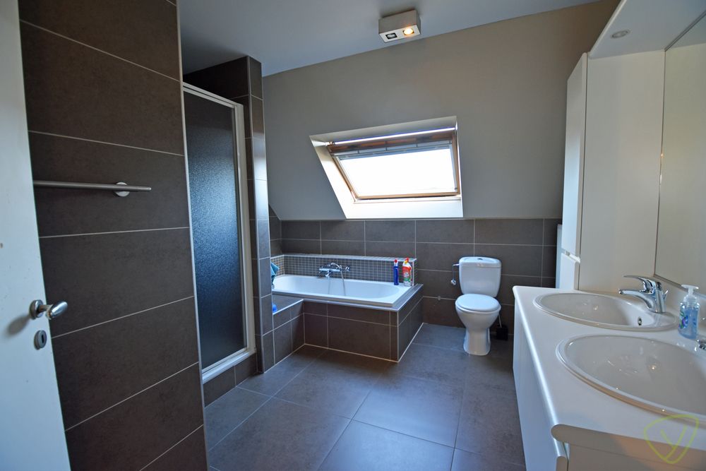 Modern afgewerkte en zeer verzorgde woning met een zonnnige tuin gelegen in een rustige woonwijk! foto 8
