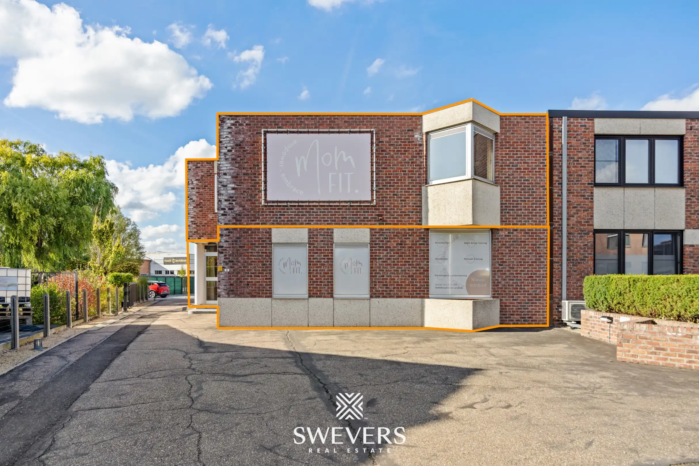 Instapklare belegging: verhuurd kantoor en appartement met ruime parking foto {{pictureIndex}}