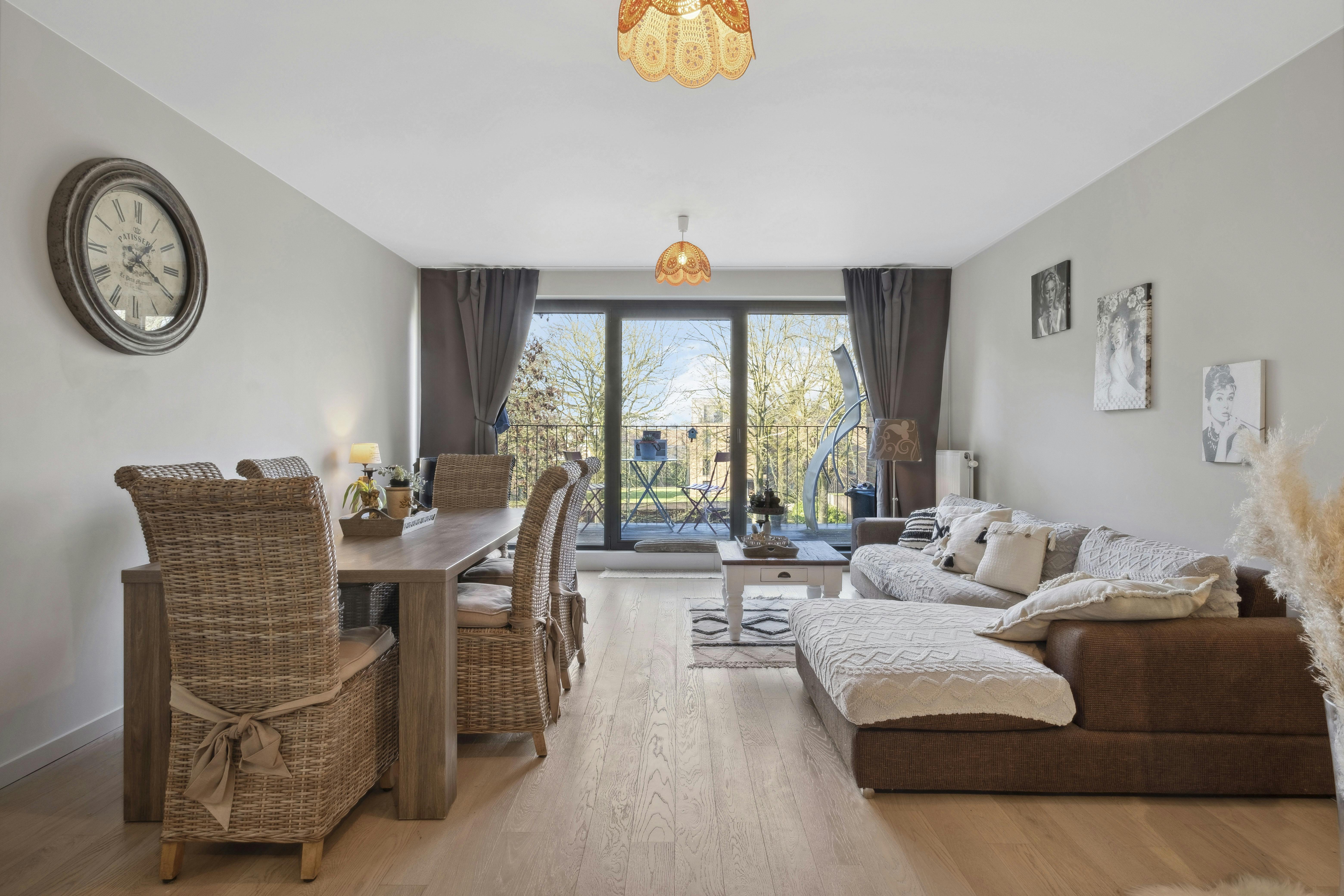 Stijlvol appartement met 2 slaapkamers en 2 autostaanplaatsen foto 3