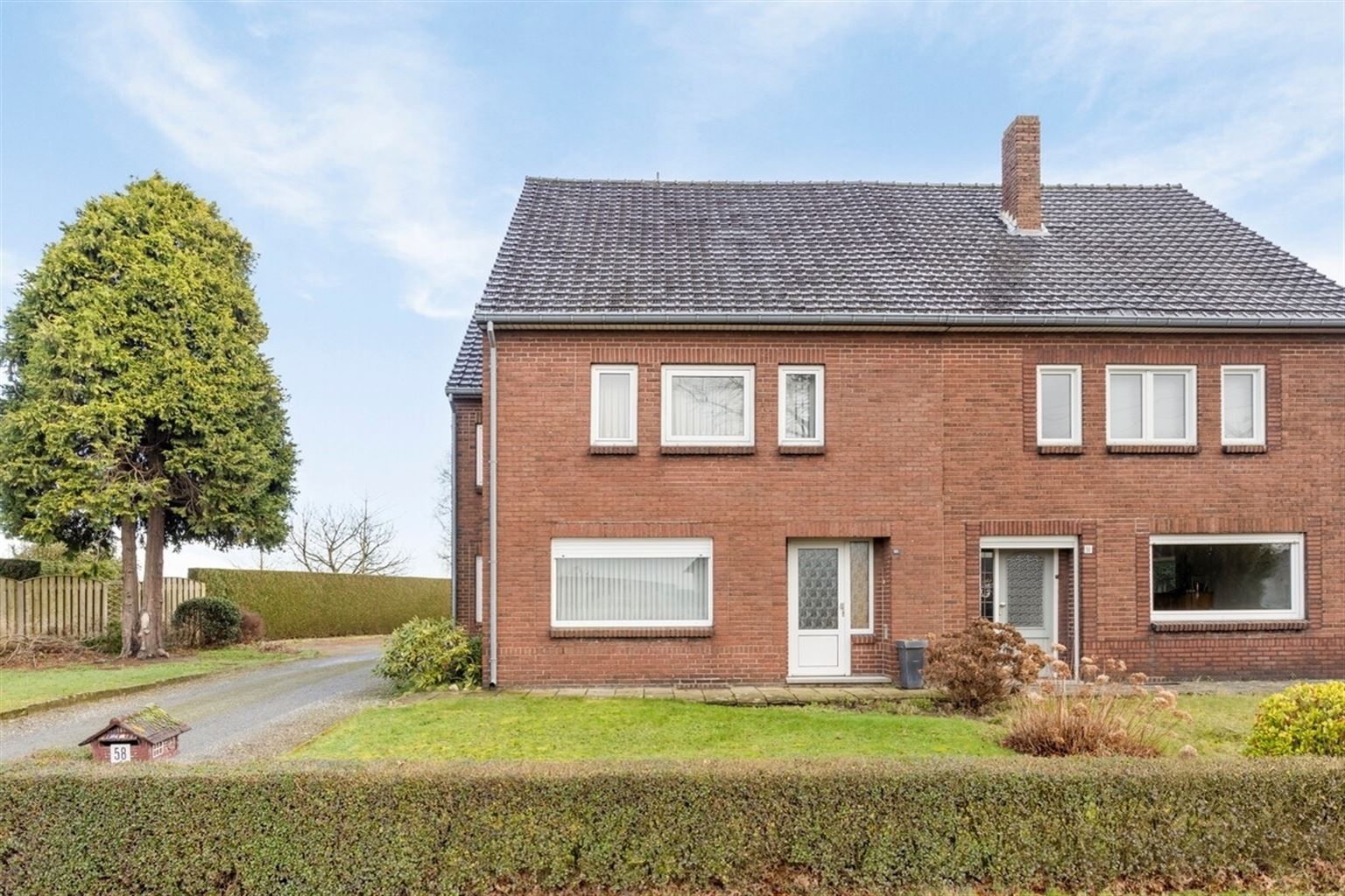 Ruime, halfopen gezinswoning op een perceel van 8a 8ca met 3 slaapkamers, grote tuin en oprit. Centraal gelegen nabij het centrum van Kinrooi. foto 28