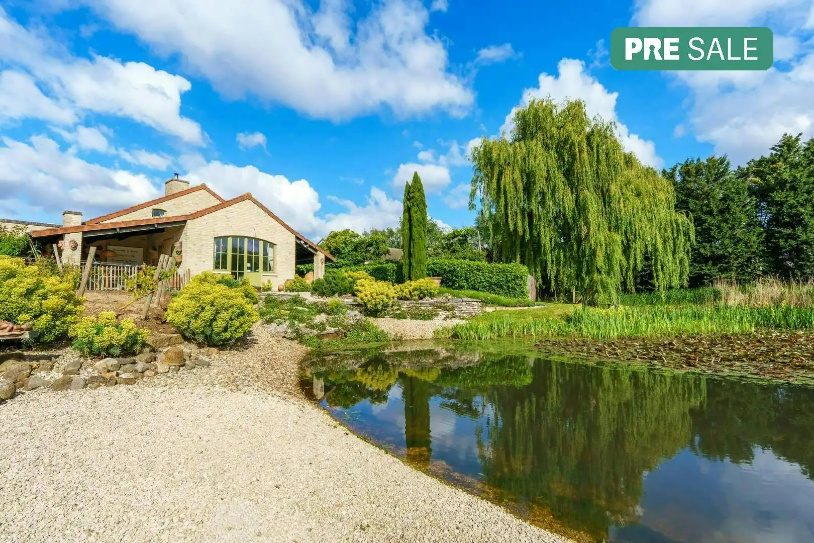 Alleenstaand huis te Meulebeke met prachtige tuin en vijver! foto {{pictureIndex}}