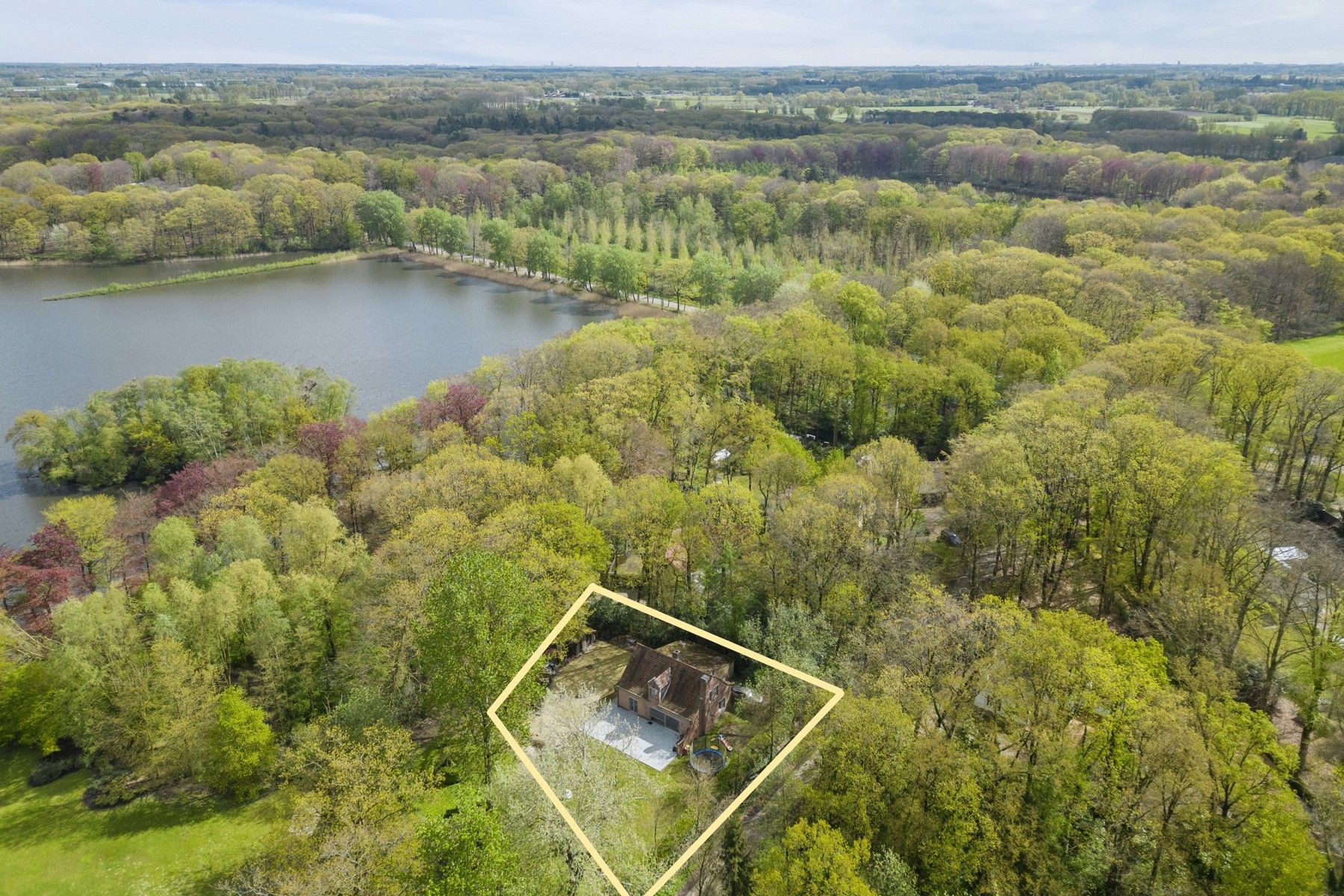 Uitzonderlijke gelegen villa in het Loveld met zicht op natuurgebied de Kraenepoel! foto 2