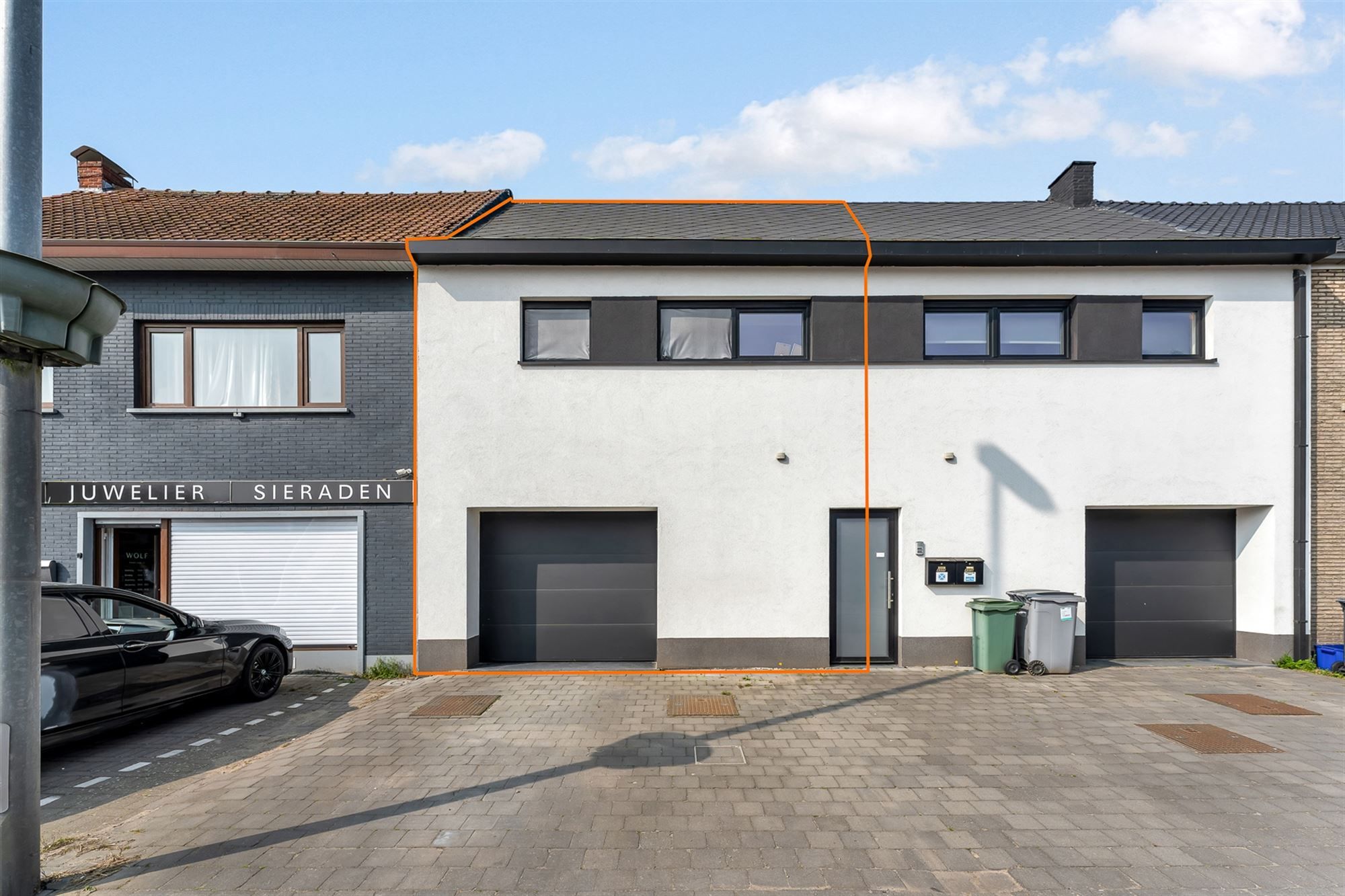 PERFECT ONDERHOUDEN EN INSTAPKLARE WONING MET 3 SLAAPKAMERS EN INPANDIGE GARAGE TE OLMEN foto {{pictureIndex}}