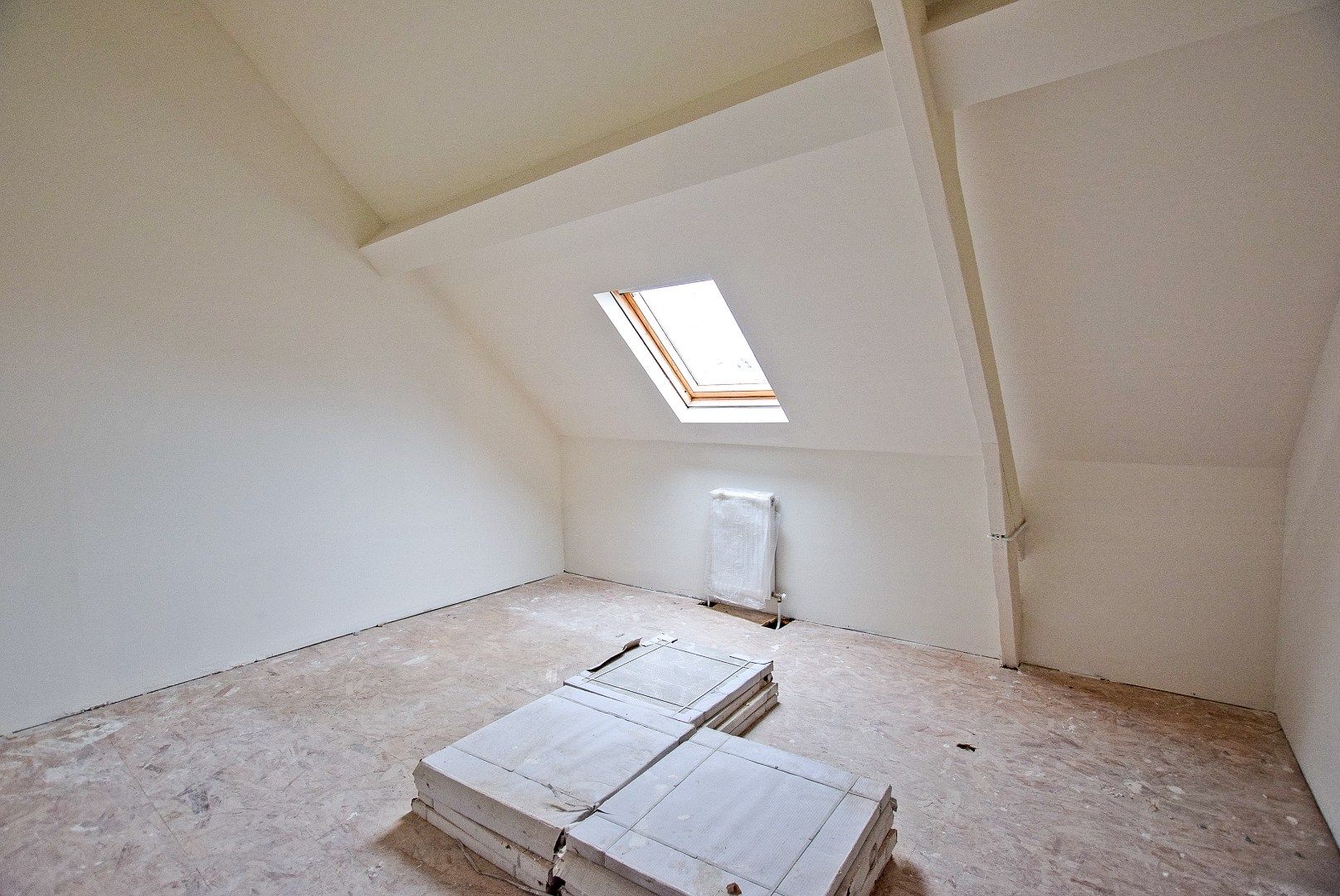 Unieke kans, afgewerkte woning met 4 slaapkamers en ruime tuin. foto 8