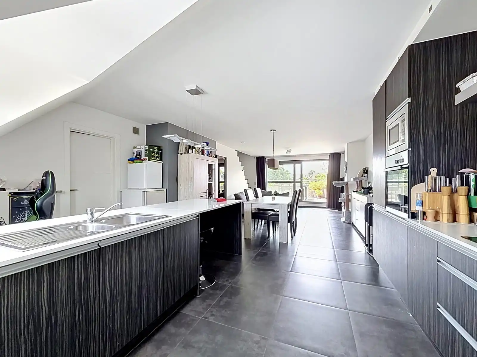 Prachtig duplexappartement met 2 SLPK, Terras & Staanplaats! foto 2