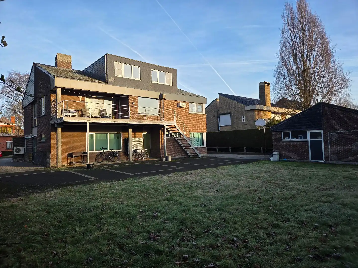 Commercieel kantoor met appartement in dorpskern Kampenhout foto {{pictureIndex}}