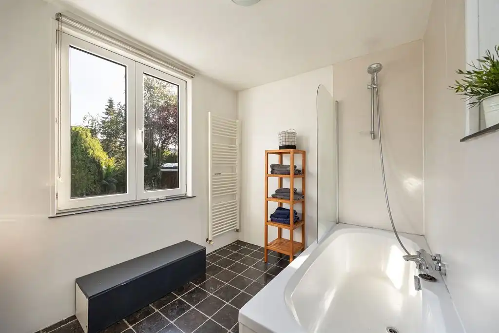 Instapklare woning met groene tuin foto 17