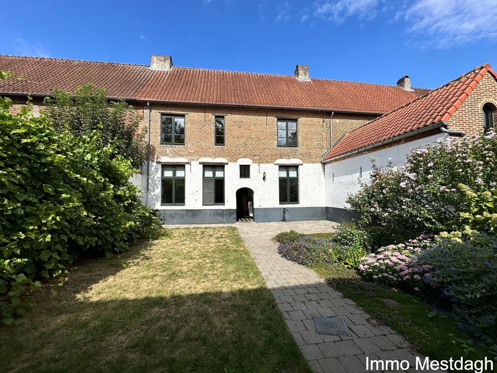 ERFPACHT: Pittoresk gelegen en gerenoveerde Begijnhofwoning met stadstuin. foto {{pictureIndex}}
