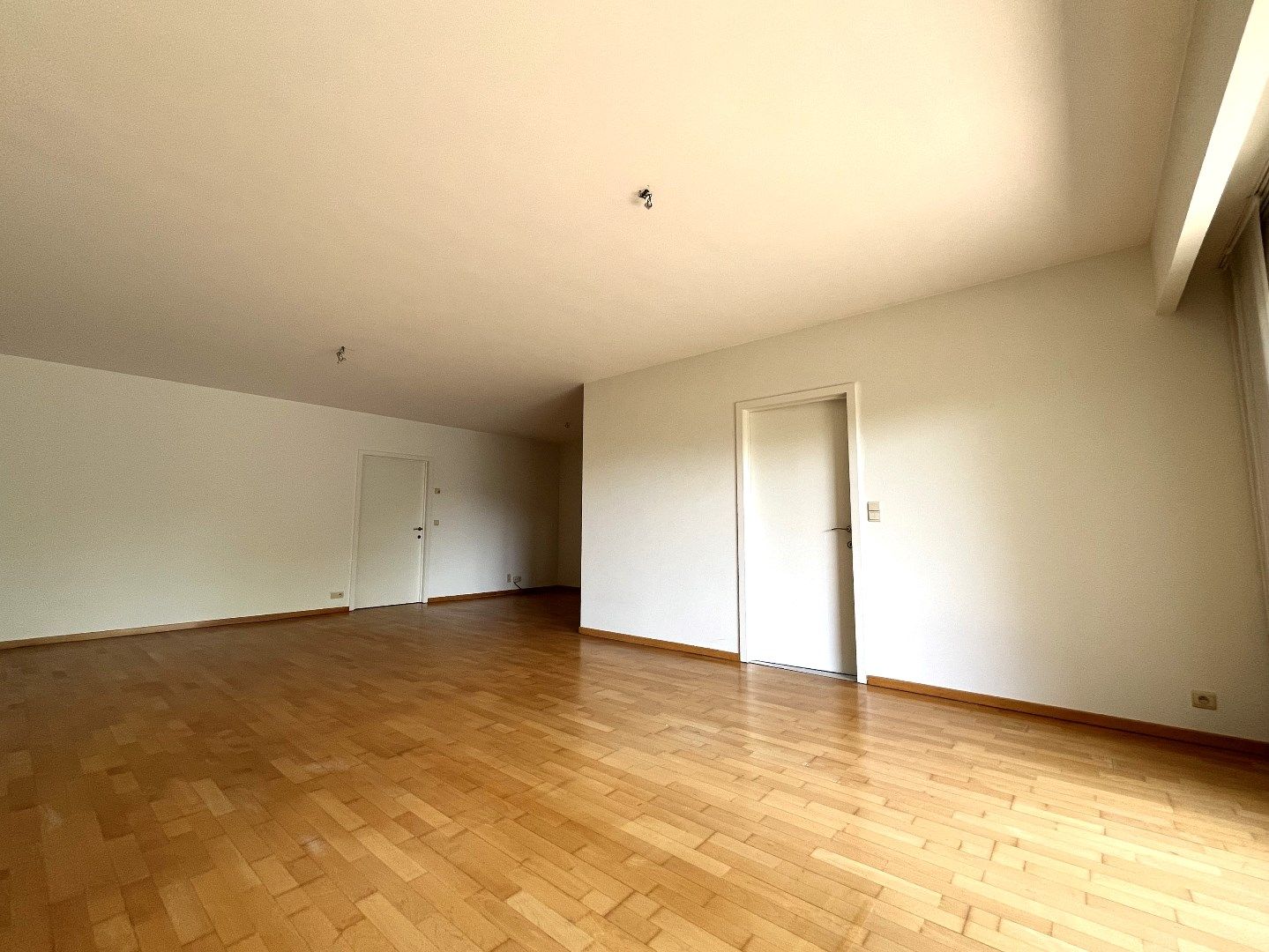 Instapklaar 2 slpk-appartement met 2 terrassen en autostnplts foto 4
