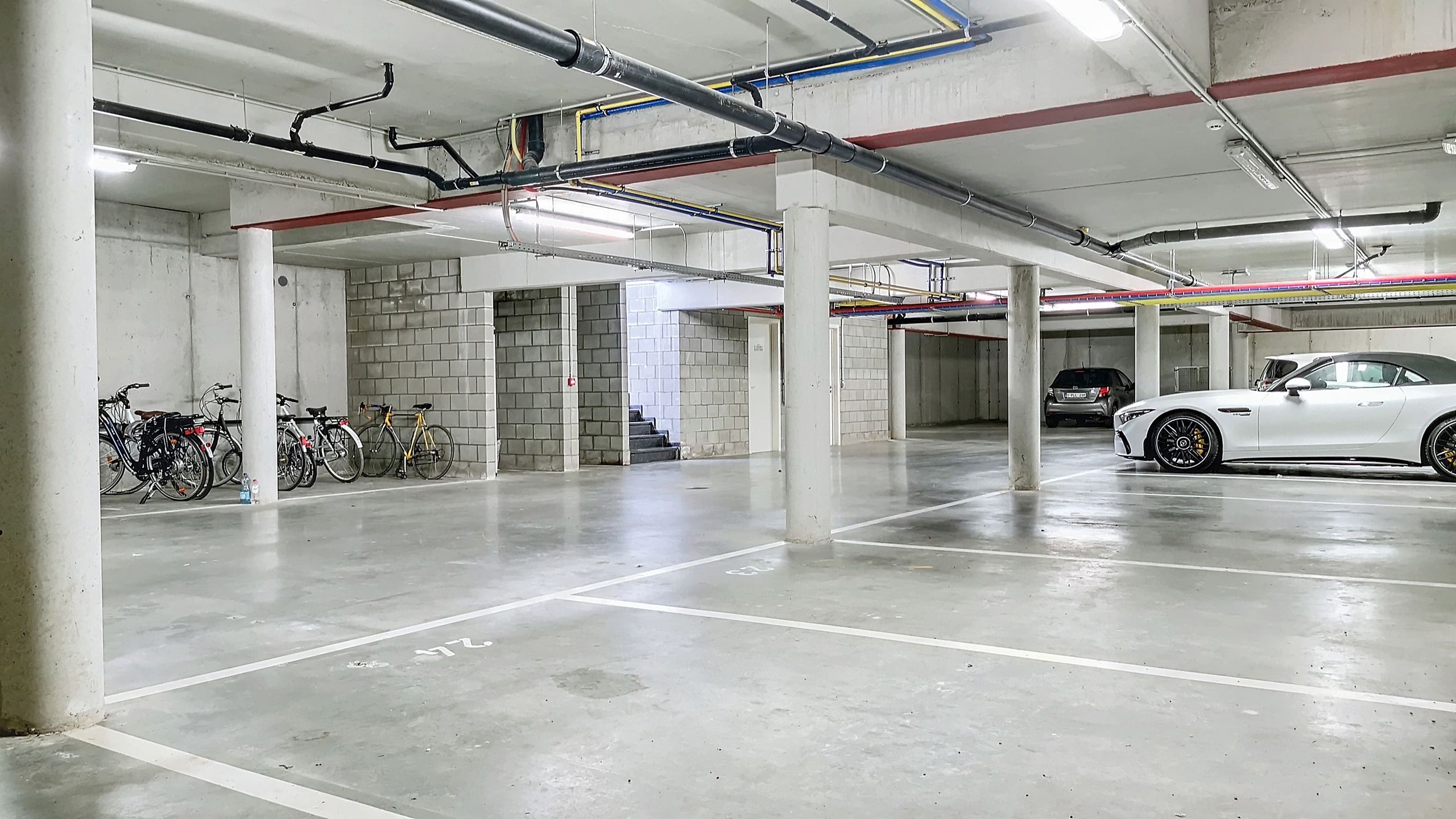 Een binnenparkeerplaats  foto 5