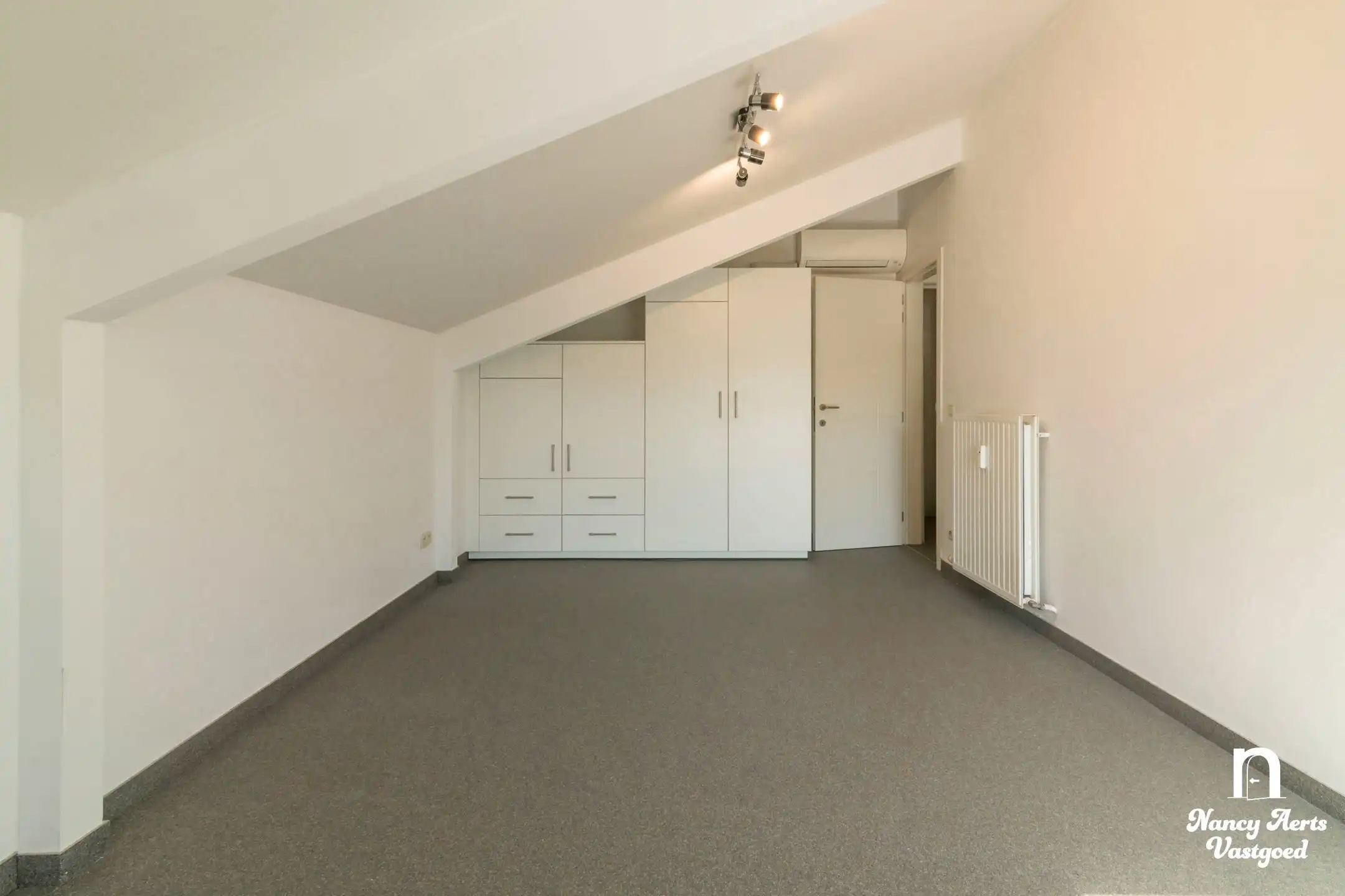 Loods van 550 m² met kantoor en woning met 4 slaapkamers foto 32